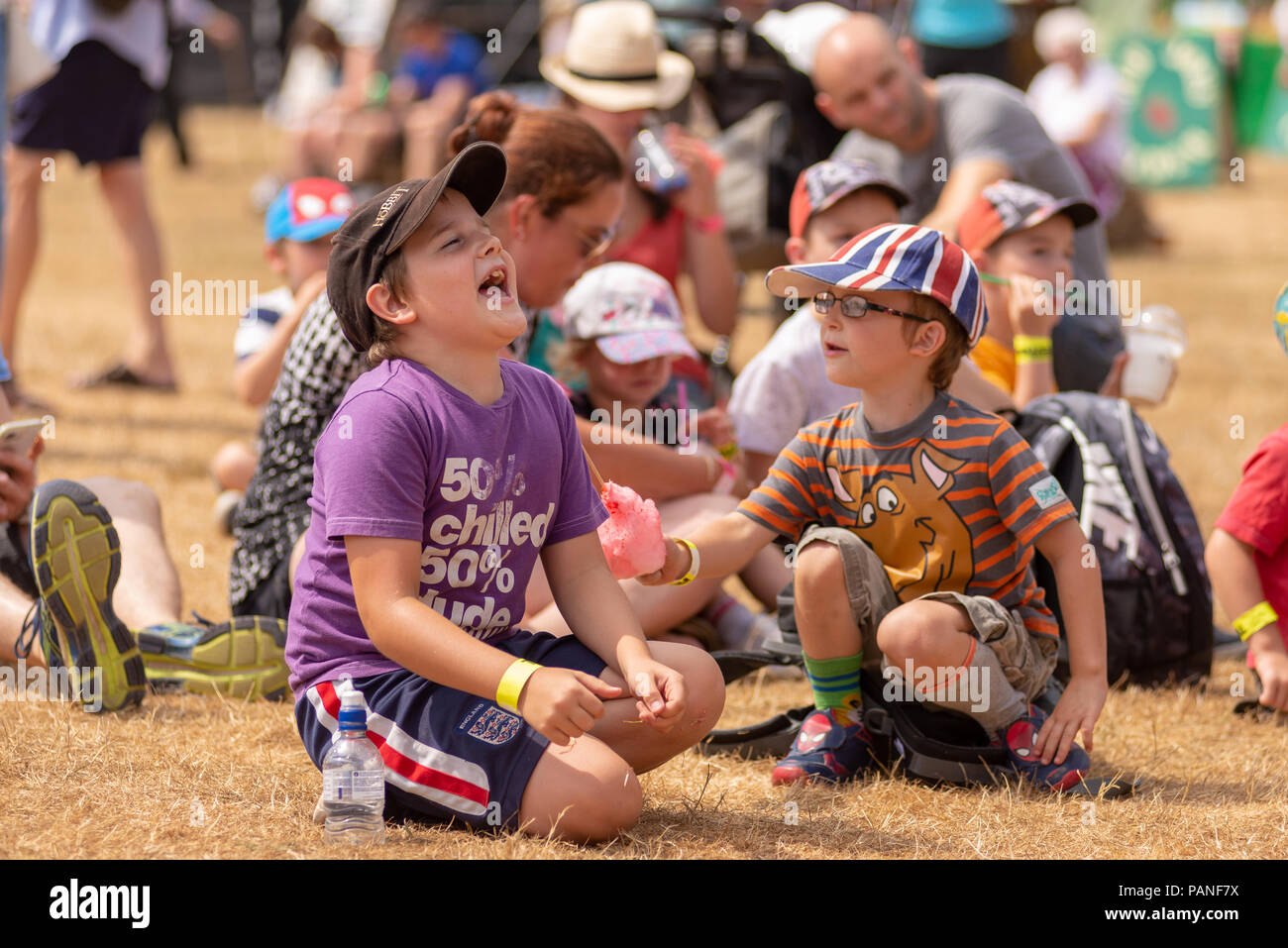 Les enfants rire et sourire en regardant un Punch and Judy traditionnel spectacle de marionnettes à un pays juste dans le Hampshire. Banque D'Images