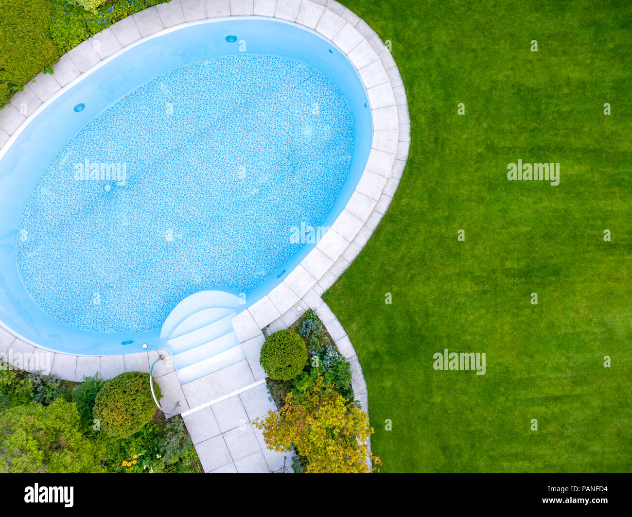 Piscine vide en jardin, vue d'en haut Banque D'Images