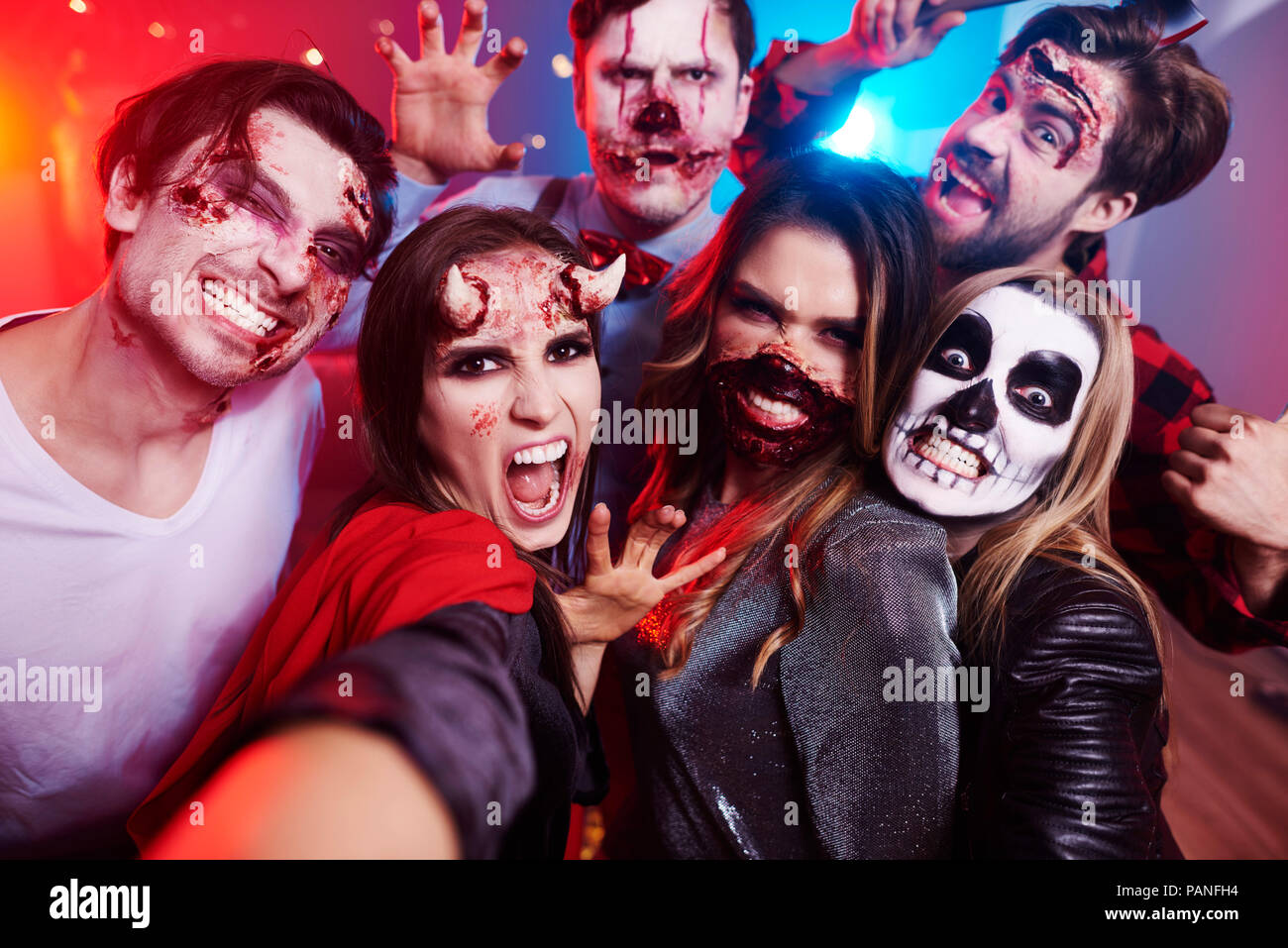 Les amis en costumes s'amuser à Halloween party Banque D'Images