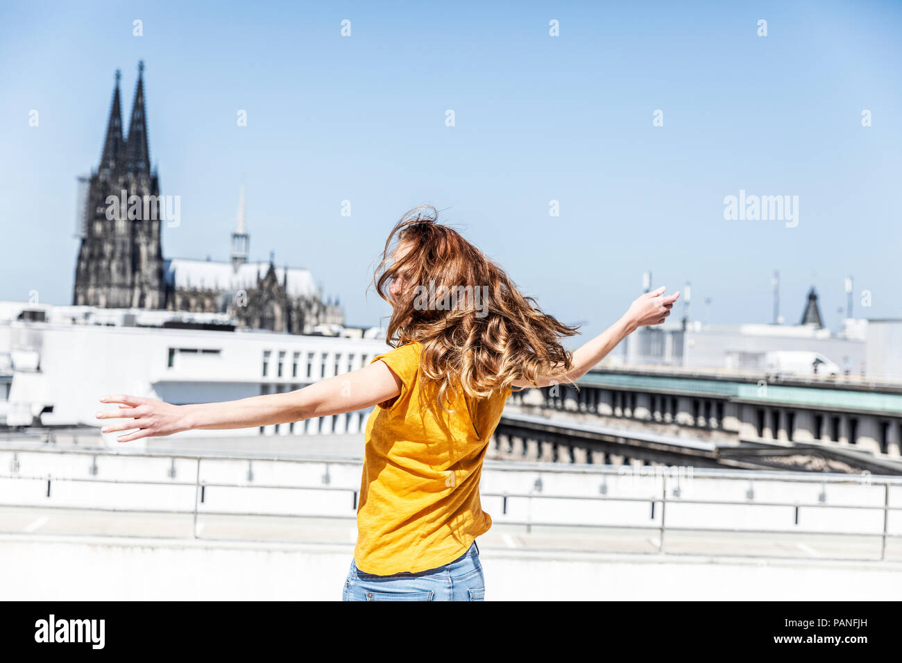 Allemagne, Cologne, femme dansant sur terrasse Banque D'Images