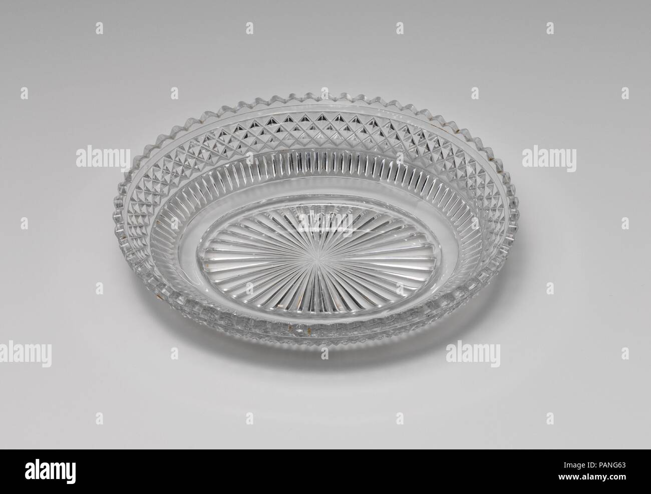 Plat ovale. Culture : L'Américain. Dimensions : 2 13/16 x 8 9/16 in. (7,1 x 21,7 cm). Bouilloire : Pellatt & Green. Date : 1818. William Bayard (1761-1826) a commandé ce service à table (2008.594.1-.53) en 1818 pour sa fille Harriet (1799-1875) et son mari Stephen Van Rensselaer IV (1789-1868) de Pellatt & Green, Londres le premier sous serre. L'amende le verre au plomb et de profondeur de coupe Régence aurait créé une brillante étincelle dans leur salle à manger éclairée aux chandelles, à Albany, New York. L'ensemble comprenait à l'origine des dizaines de verres à boire, pour claret, ale, et champagne, ainsi que des décanteurs, vin soudé Banque D'Images