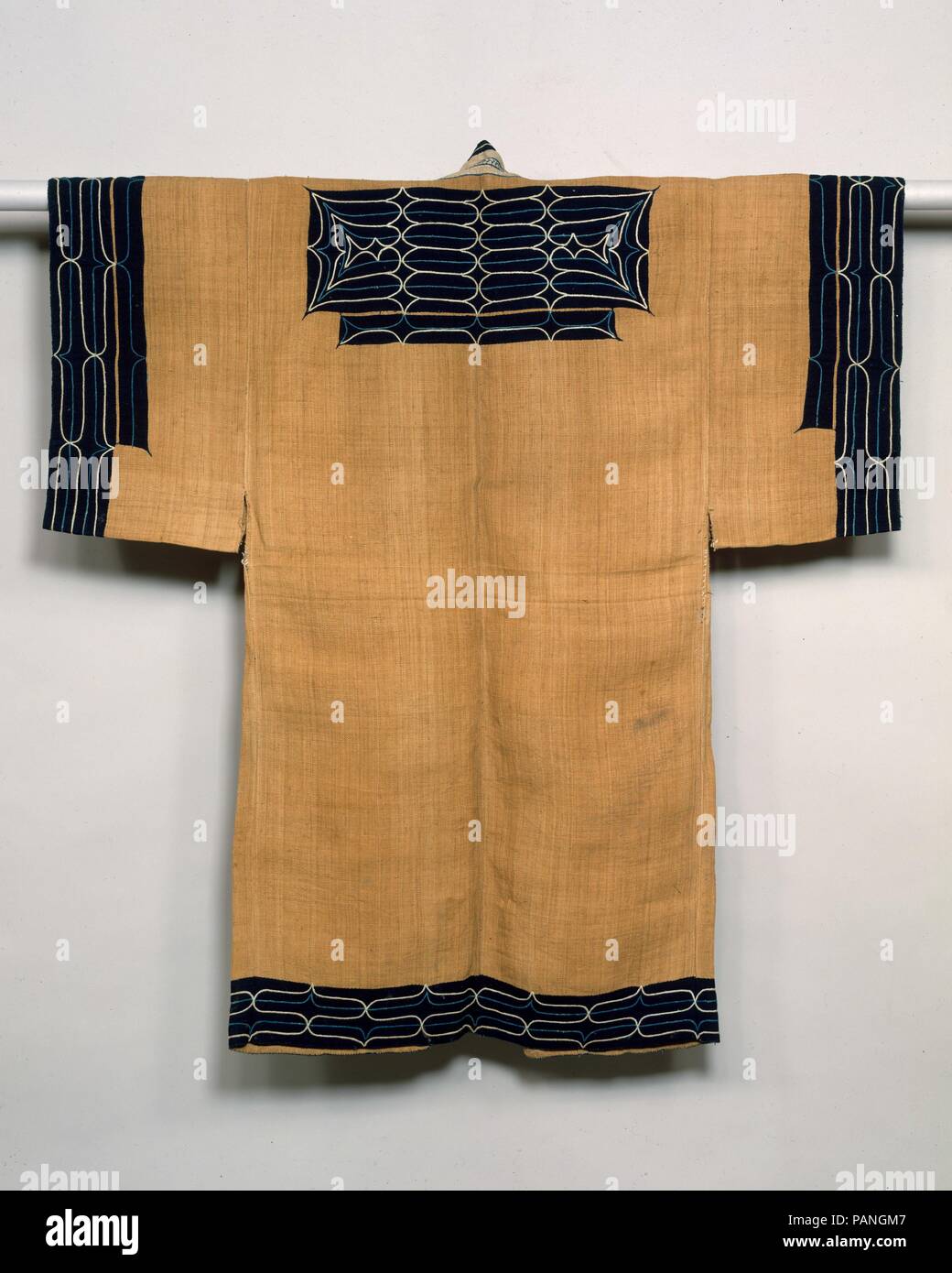 Costume Ainu. Culture : le Japon. Dimensions : L. (le cou à l'ourlet) 53 1/2 in. (135,9 cm) ; W. (embout de gaine à l'embout de gaine) 51 1/2 in. (130,8 cm). Date : du 19e siècle. Musée : Metropolitan Museum of Art, New York, USA. Banque D'Images
