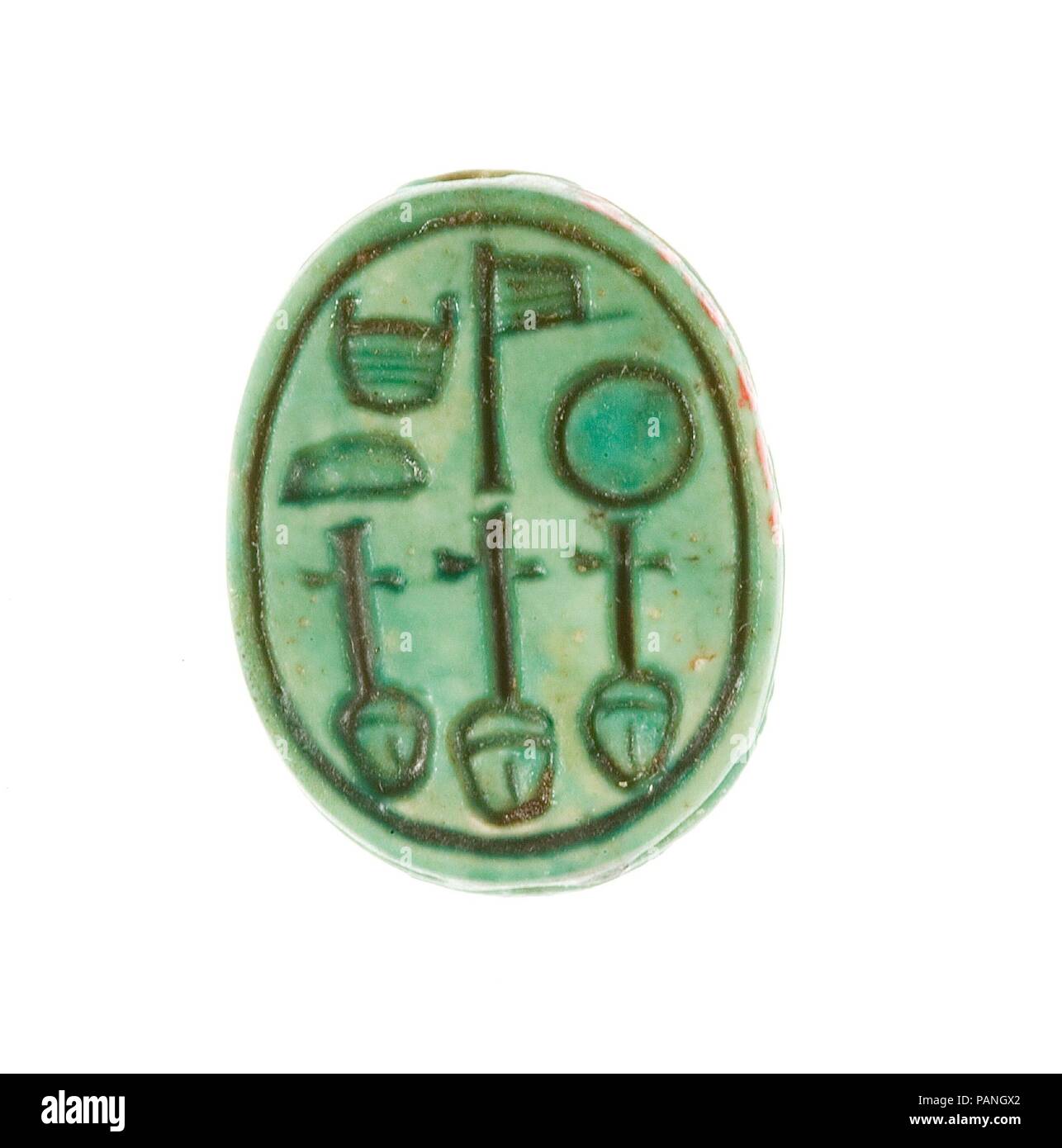Scarab inscrits pour l'Épouse du dieu Neferure. Dimensions : L. 1,5 cm (9/16 po) ; w. 1,2 cm (1/2 po) ; h. 0,6 cm (1/4 po). Dynastie DYNASTIE : 18. Règne : règne d'Hatchepsout et de Thoutmosis III. Date : ca. 1479-1458 av. J.-C.. Musée : Metropolitan Museum of Art, New York, USA. Banque D'Images