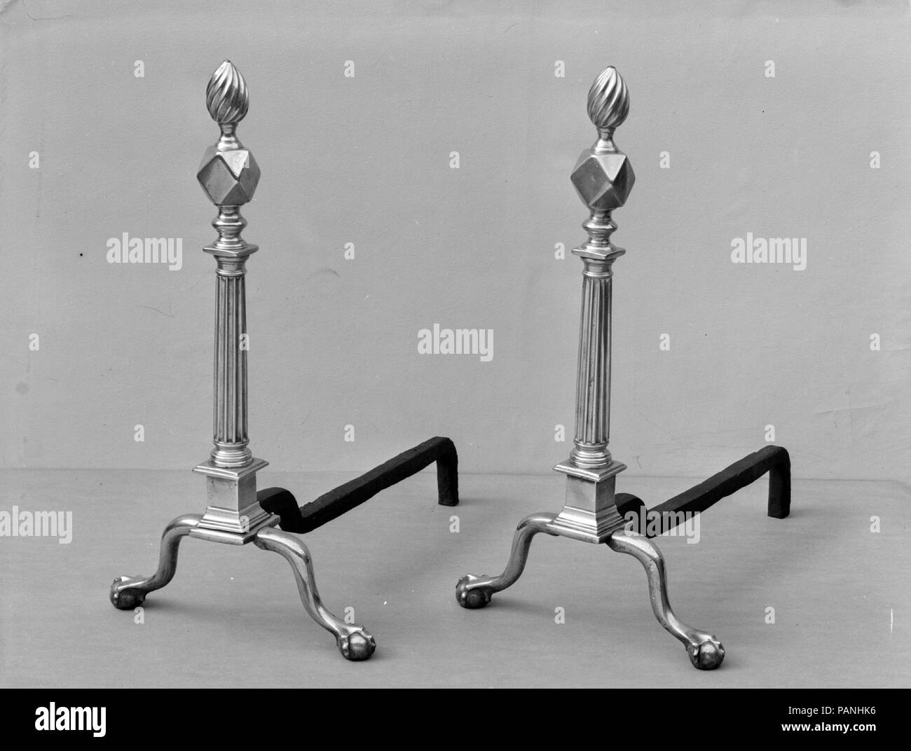 Andiron. Dimensions : 25 1/2 x 22 1/4 x 13 1/2 in. (64,8 x 56,5 x 34,3 cm). Date : 1760-80. Musée : Metropolitan Museum of Art, New York, USA. Banque D'Images