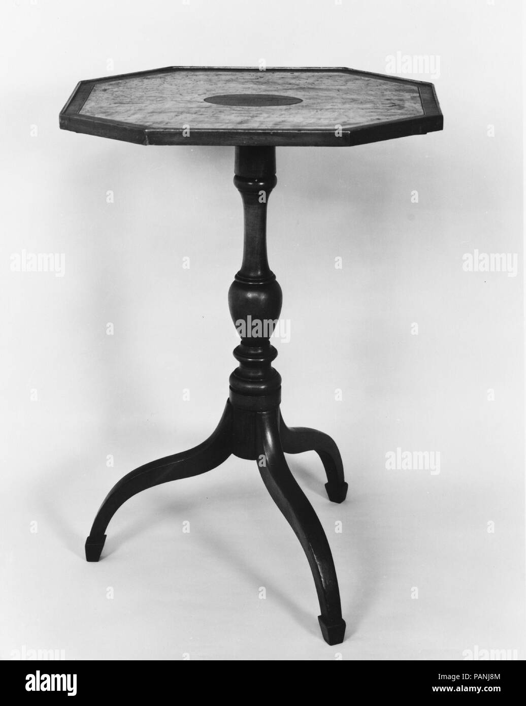Tilt-top Table de thé. Culture : L'Américain. Dimensions : 27 x 19 1/2 x 14 1/2 in. (69,9 x 48,3 x 36,8 cm). Date : ca. 1800. Musée : Metropolitan Museum of Art, New York, USA. Banque D'Images