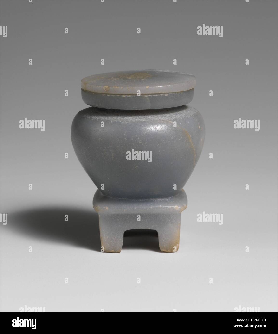 Jar pour la peinture des yeux (kohl) avec joint de support. Dimensions : H. 5.4 cm (2 1/8 in.) ; Diam. 4.2 cm (1 5/8 in.). Dynastie : fin-début 12 Dynasty Dynasty 13. Date : ca. 1878-1749 av. J.-C.. La pièce fait partie d'un groupe d'objets trouvés dans le tombeau V21 à Abydos avec deux organes (04.18.1-04.18.49). La pommade bols 04.18.47a, b et .48a, b dans le groupe peut être datée par rapport aux pots similaires trouvés à Dahchour et avec le fort 26.7.1438 (26.7.1439a, b-.1441a, b, .1442) portant le nom d'Amenemhat IV (ca. 1814-1805 B. C.). Musée : Metropolitan Museum of Art, New York, USA. Banque D'Images Jar pour la peinture des yeux (kohl) avec joint de support. Dimensions : H. 5.4 cm (2 1/8 in.) ; Diam. 4.2 cm (1 5/8 in.). Dynastie : fin-début 12 Dynasty Dynasty 13. Date : ca. 1878-1749 av. J.-C.. La pièce fait partie d'un groupe d'objets trouvés dans le tombeau V21 à Abydos avec deux organes (04.18.1-04.18.49). La pommade bols 04.18.47a, b et .48a, b dans le groupe peut être datée par rapport aux pots similaires trouvés à Dahchour et avec le fort 26.7.1438 (26.7.1439a, b-.1441a, b, .1442) portant le nom d'Amenemhat IV (ca. 1814-1805 B. C.). Musée : Metropolitan Museum of Art, New York, USA. Banque D'Images