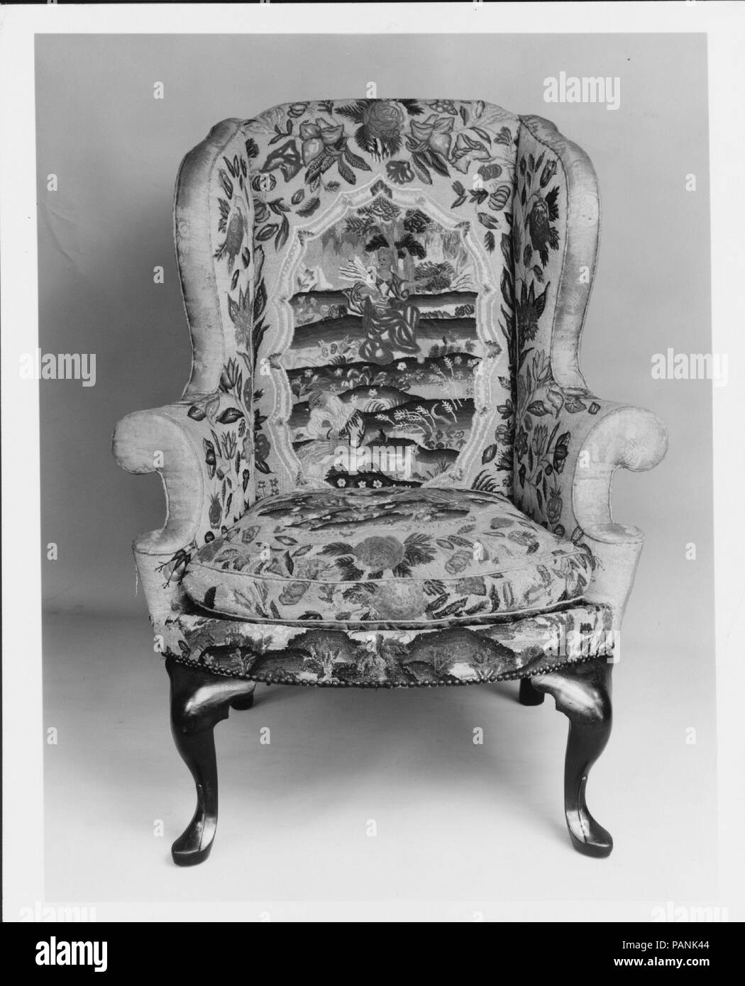 Un fauteuil. Culture : L'Américain. Dimensions : 46 x 35 x 27 3/4 in. (116,8 x 90,8 x 68,6 cm). Date : 1760-90. La liste des prix 1772 Philadelphie décrit un président comme ceci comme 'un fauteuil simple châssis pieds et genoux sans roulettes.' à pied-de-la avec la flèche, comme ici, est fréquemment trouvés sur les chaises du côté de Philadelphie. Musée : Metropolitan Museum of Art, New York, USA. Banque D'Images