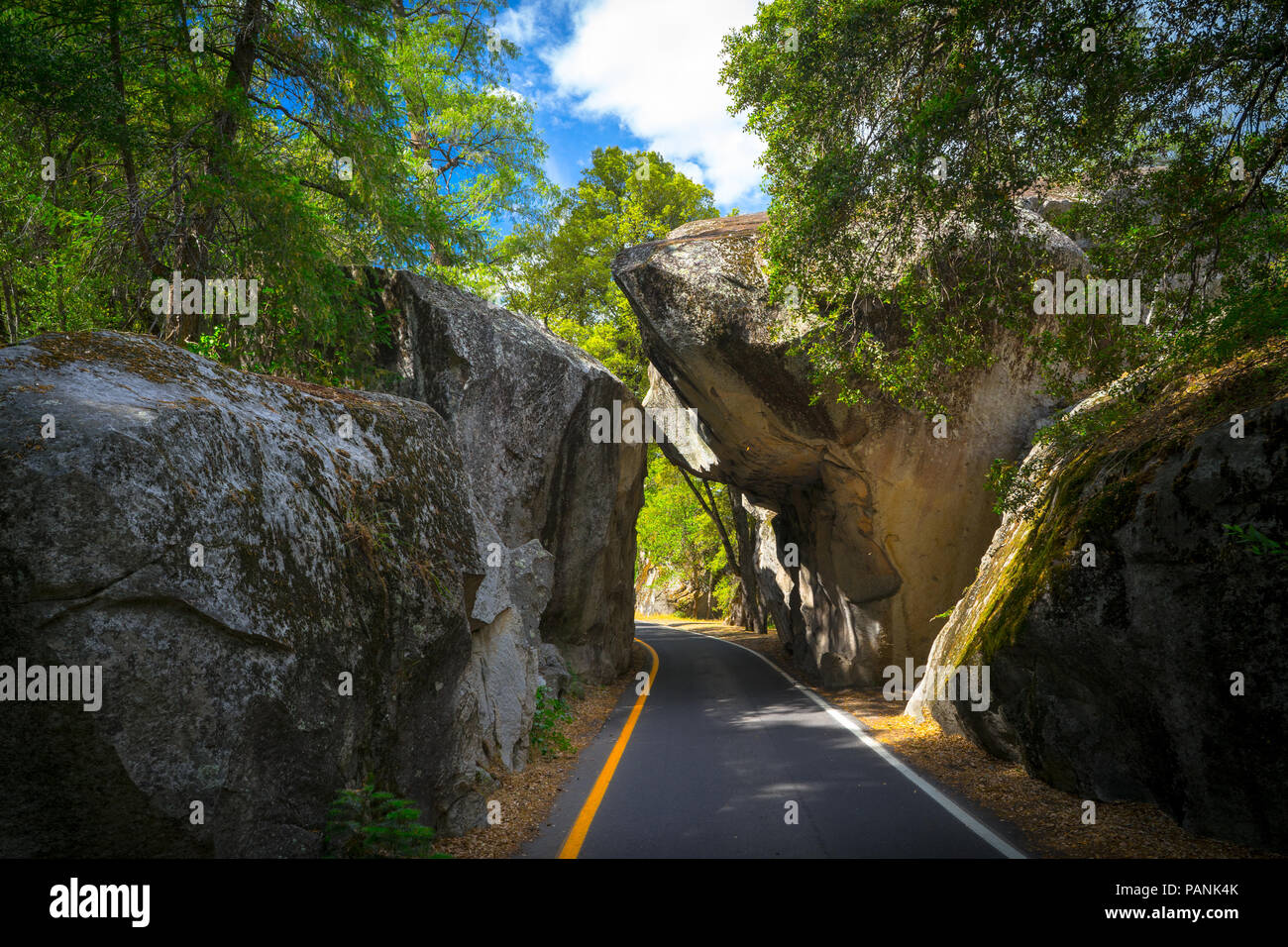 L'autoroute 140, une seule voie, en passant par l'emblématique arche de pierre Rock Entrée - Yosemite National Park Banque D'Images