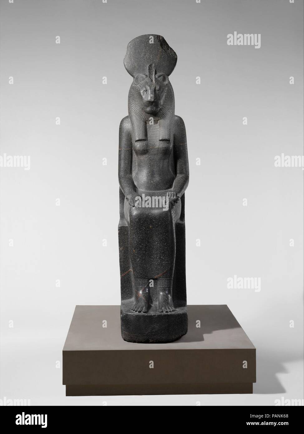 Statue de la Déesse Sakhmet. Dimensions : h. 210 cm (82 11/16 po) ; w. de base 47,5 cm (18 11/16 po) ; d. 95,5 cm (37 5/8 po). Dynastie DYNASTIE : 18. Règne : règne d'Amenhotep III. Date : ca. 1390-1352 av. J.-C.. La déesse Sakhmet, dont la tête de lionne avec son petit regard intense et des mâchoires nerveuses témoigne son potentiel de violence, a suscité de grands efforts d'apaisement. C'est l'une des quelque six cents statues de la déesse créé pendant le règne d'Amenhotep III qui soit encore debout dans, ou peut être attribuée à deux principales, les locales : le complexe funéraire du roi à Kom el Heitan sur le Theb Banque D'Images