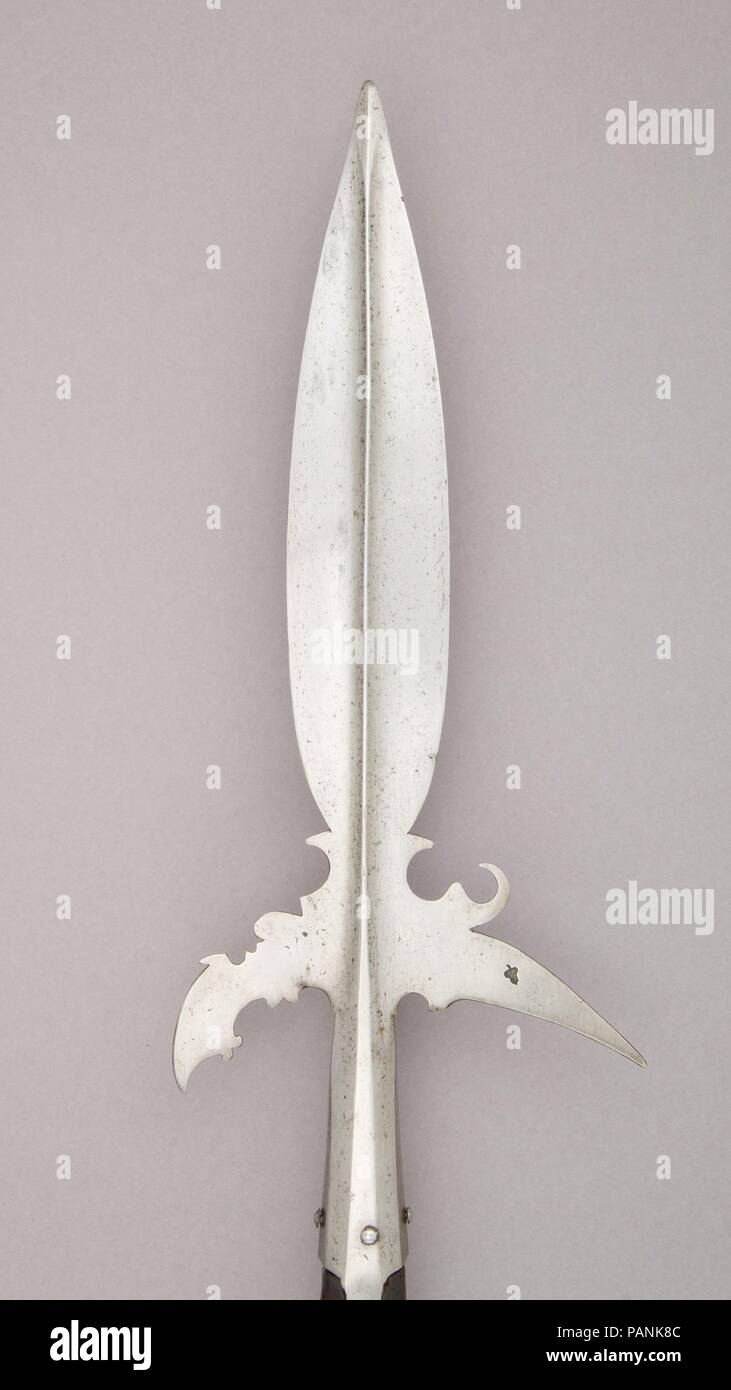 Halberd-Partisan. Culture : peut-être flamand. Dimensions : L. 81 3/4 in. (207,6 cm) ; L. de head 19 1/4 in. (48,9 cm) ; W. 8 1/16 in. (20,5 cm) ; WT. 3 livres 15.2 oz. (1791.7 g). Date : ca. 1620. Musée : Metropolitan Museum of Art, New York, USA. Banque D'Images