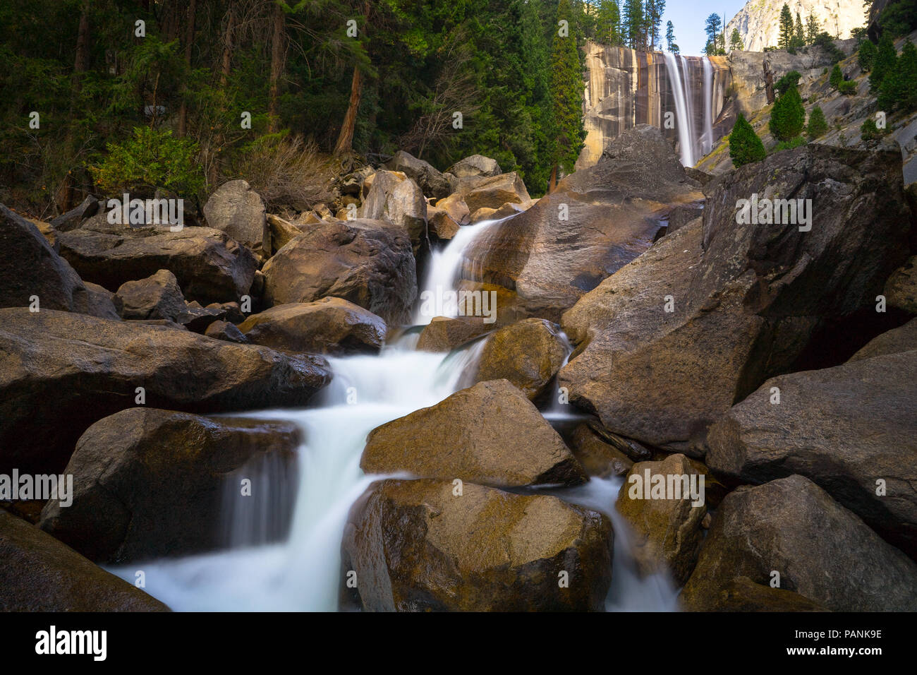 Vue sur les chutes de rochers et de mares printanières petites chutes d'eau à la base - Yosemite National Park, Californie Banque D'Images