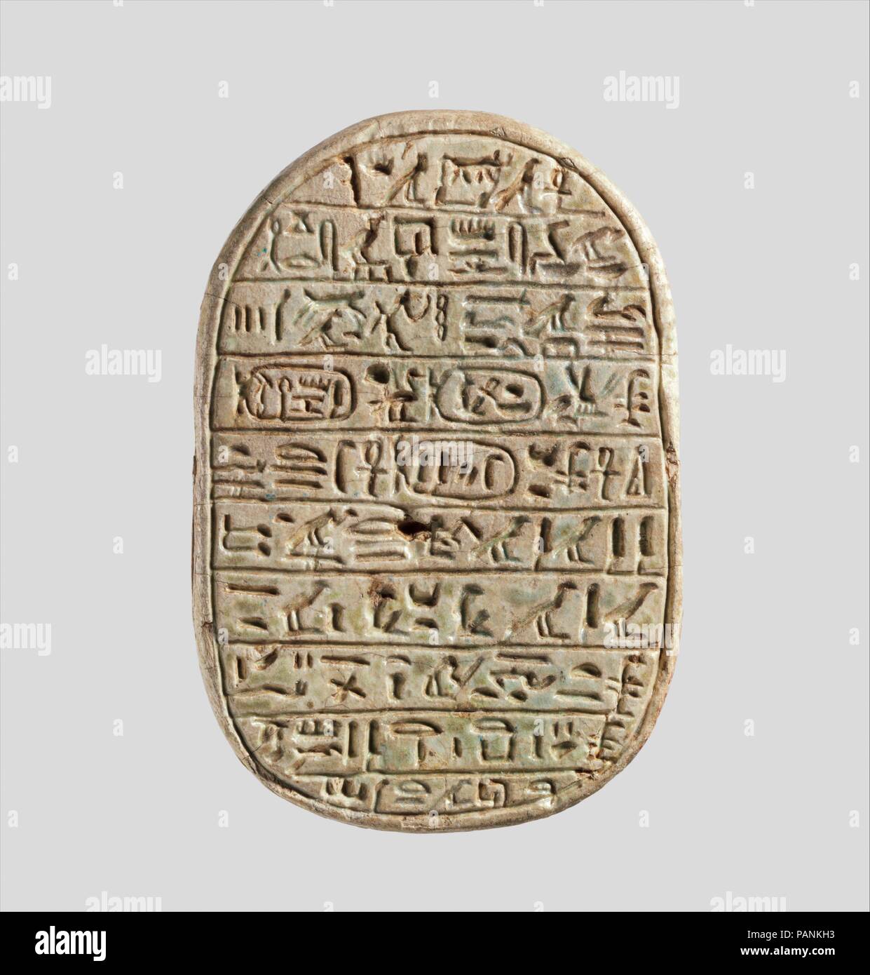 Scarab commémorant le mariage du Roi à la reine Tiyi. Dimensions : L. de 8 cm (3 1/8 in.) ; W. 5,4 cm (2 1/8 in.) ; H. 2 cm (13/16 in.). Dynastie DYNASTIE : 18. Règne : règne d'Amenhotep III. Date : ca. 1390-1352 av. J.-C.. Musée : Metropolitan Museum of Art, New York, USA. Banque D'Images