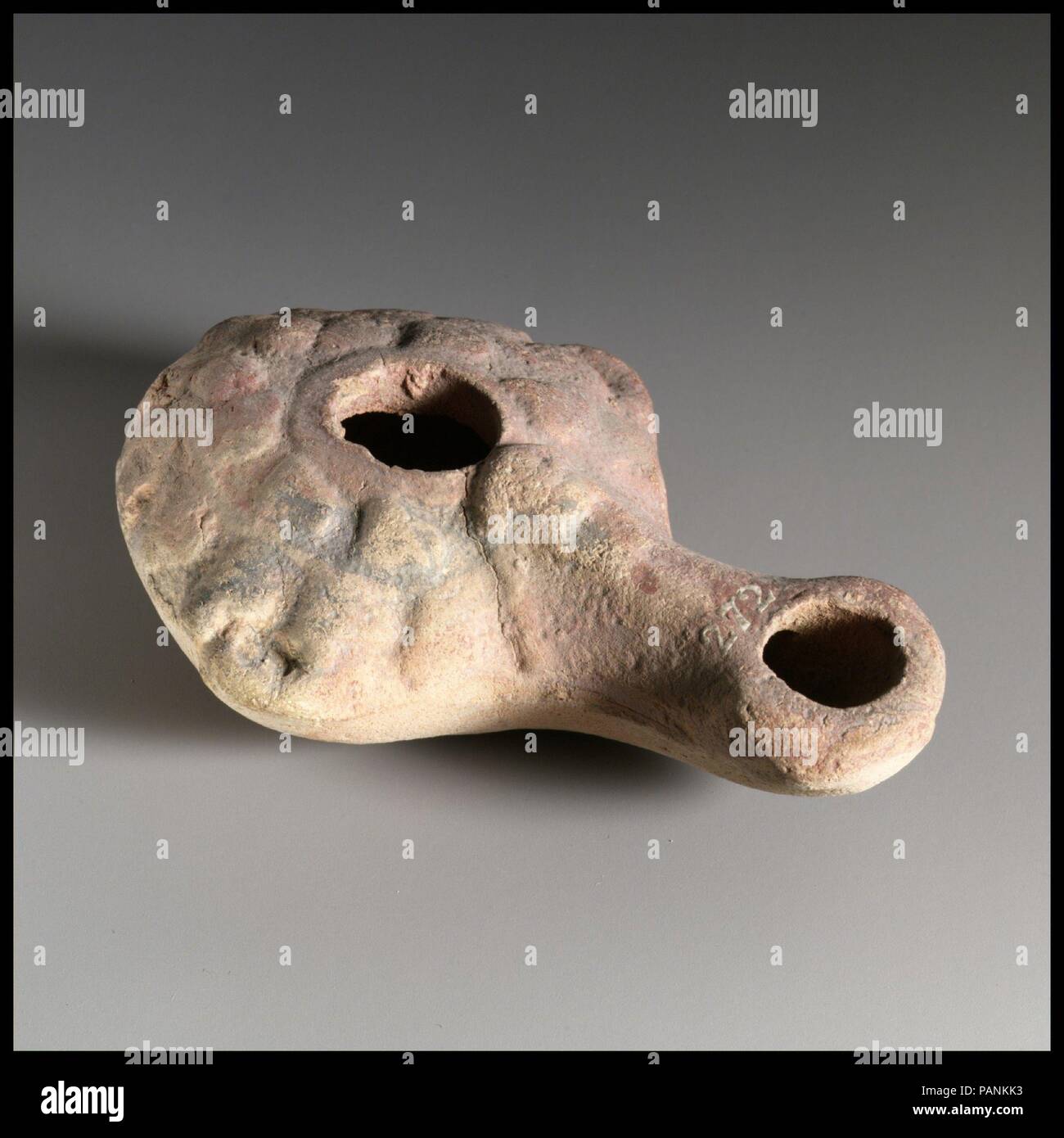 Lampe à huile en terre cuite. Culture : le grec. Dimensions : hors tout : 1 1/8 x 3 3/4 in. (2,9 x 9,5 cm). Musée : Metropolitan Museum of Art, New York, USA. Banque D'Images