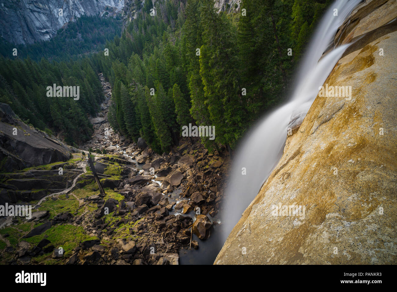 Vue rapprochée de l'eau lisse au-dessus de cascade Chutes Vernal, jusque dans la vallée ci-dessous - Merced River - Yosemite National Park Banque D'Images