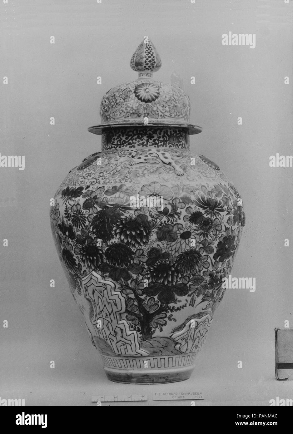 Vase avec couvercle. Culture : le Japon. Dimensions : H. (avec couvercle) 27 7/8 in. (70,8 cm). Date : le 18e siècle. Musée : Metropolitan Museum of Art, New York, USA. Banque D'Images