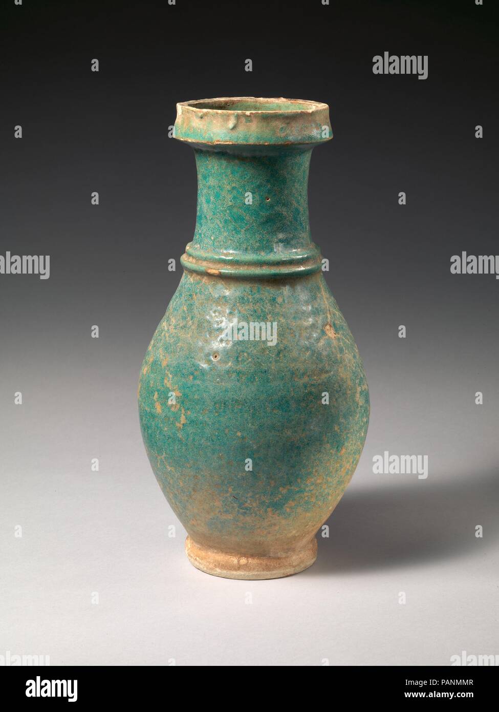 Jar. Culture : Sassanides. Dimensions : 13.5 in. (34,29 cm). Date : ca. 6ème-7ème siècle de notre ère. Un vert-bleu glace couvre l'extérieur du pot et son intérieur est enduit de bitume. Deux bandes concentriques autour du cou. Vitrage céramique en vert, bleu-vert et jaune ont été produits en Mésopotamie et sud-ouest de l'Iran au cours de la période sassanide. La datation de la céramique sassanide est compliquée en raison de l'absence d'exemples provenant de fouilles sur des sites sassanide, cependant, contrairement à la céramique produite au cours de la période islamique, glaçures couvrir uniformément les navires sassanide et dessins ou modèles additionnels ne sont pas Banque D'Images