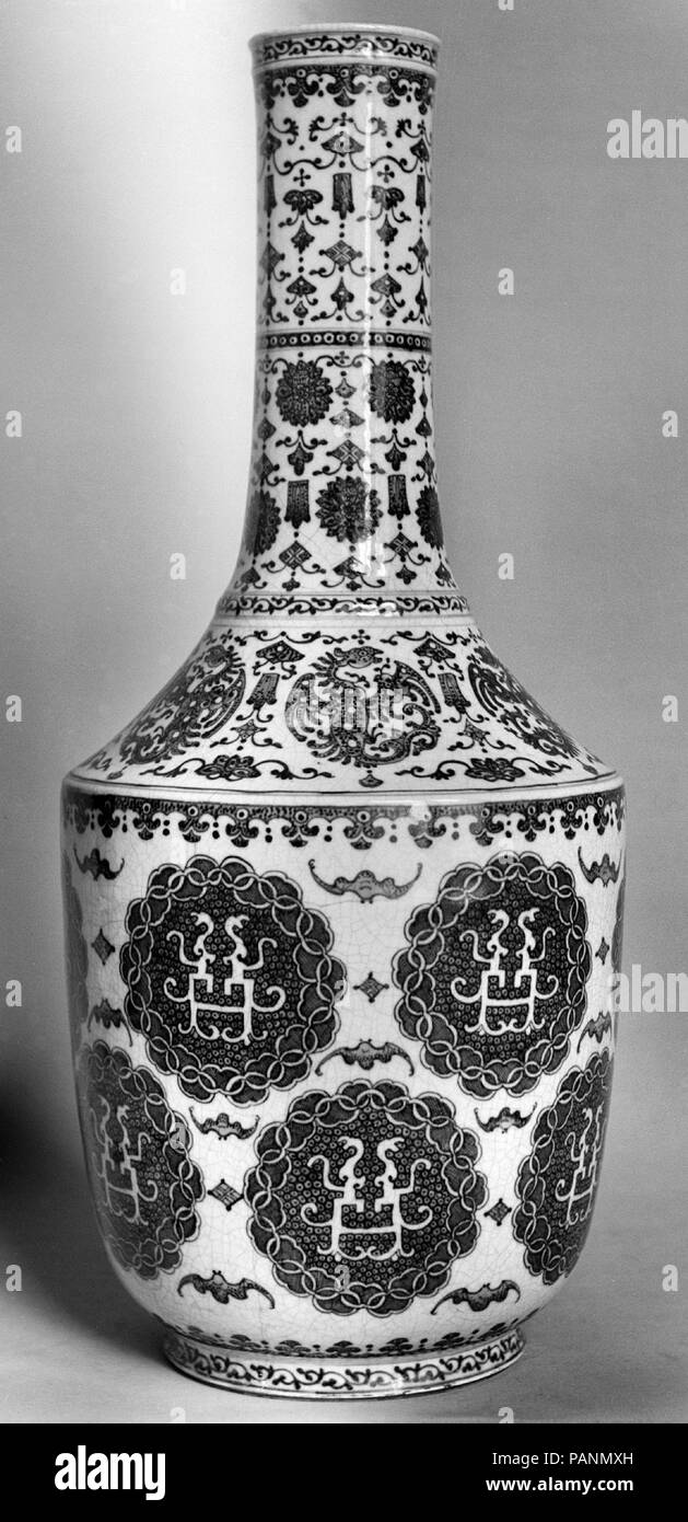 Bouteille. Culture : la Chine. Dimensions : H. 18 1/2 in. (47 cm). Musée : Metropolitan Museum of Art, New York, USA. Banque D'Images