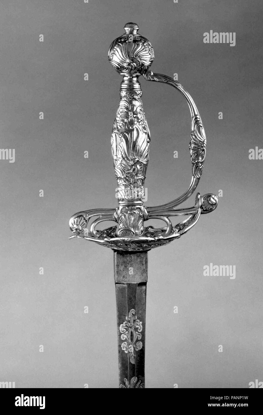 Smallsword. Culture : probablement l'allemand. Dimensions : L. 39 1/4 in. (99,7 cm) ; L. de blade 32 1/2 in. (82,6 cm) ; W. 3 3/8 in. (8,6 cm) ; D. 3 1/4 in. (8,3 cm) ; WT. 1 lb. 8 oz. (680 g). Date : ca. 1750-60. Musée : Metropolitan Museum of Art, New York, USA. Banque D'Images