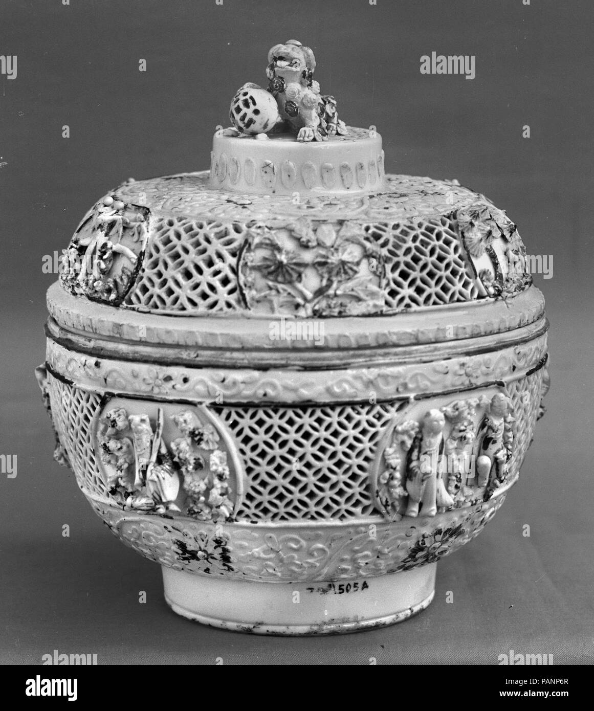 Bol à couvercle. Culture : la Chine. Dimensions : H. 6. (15,2 cm) ; O. 5 1/4 in. (13,3 cm). Date : fin du 16e ou 17e siècle. Musée : Metropolitan Museum of Art, New York, USA. Banque D'Images