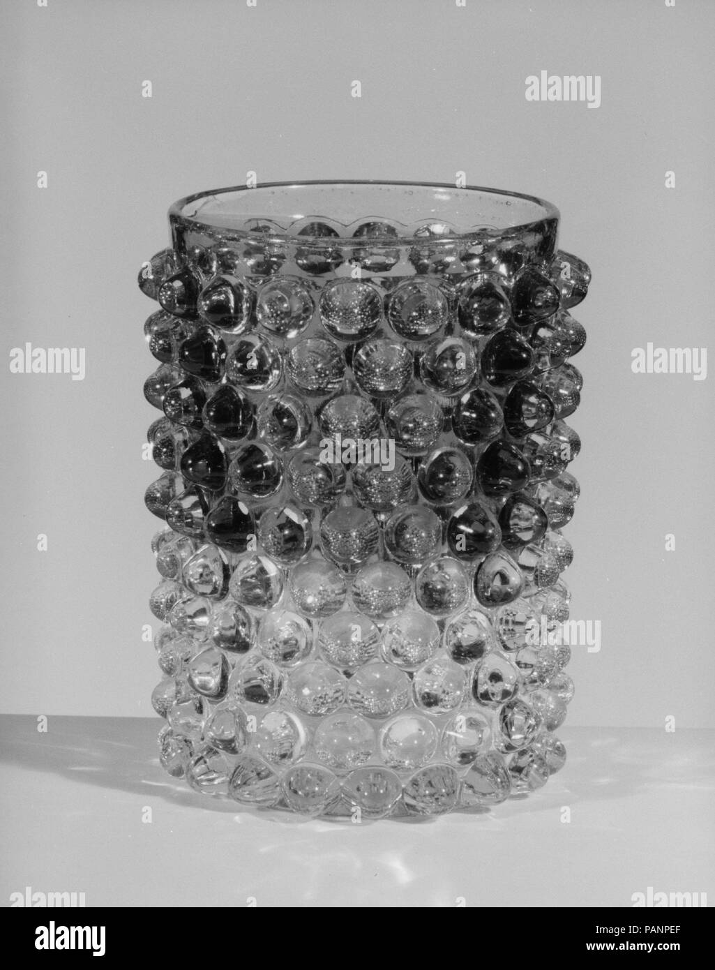 Tumbler. Culture : L'Américain. Dimensions : H. 3 13/16 in. (9,7 cm) ; Diam. 3 in. (7,6 cm). Bouilloire : Probablement Hobbs, Brockunier and Company (1863-1891). Date : après 1886. Musée : Metropolitan Museum of Art, New York, USA. Banque D'Images