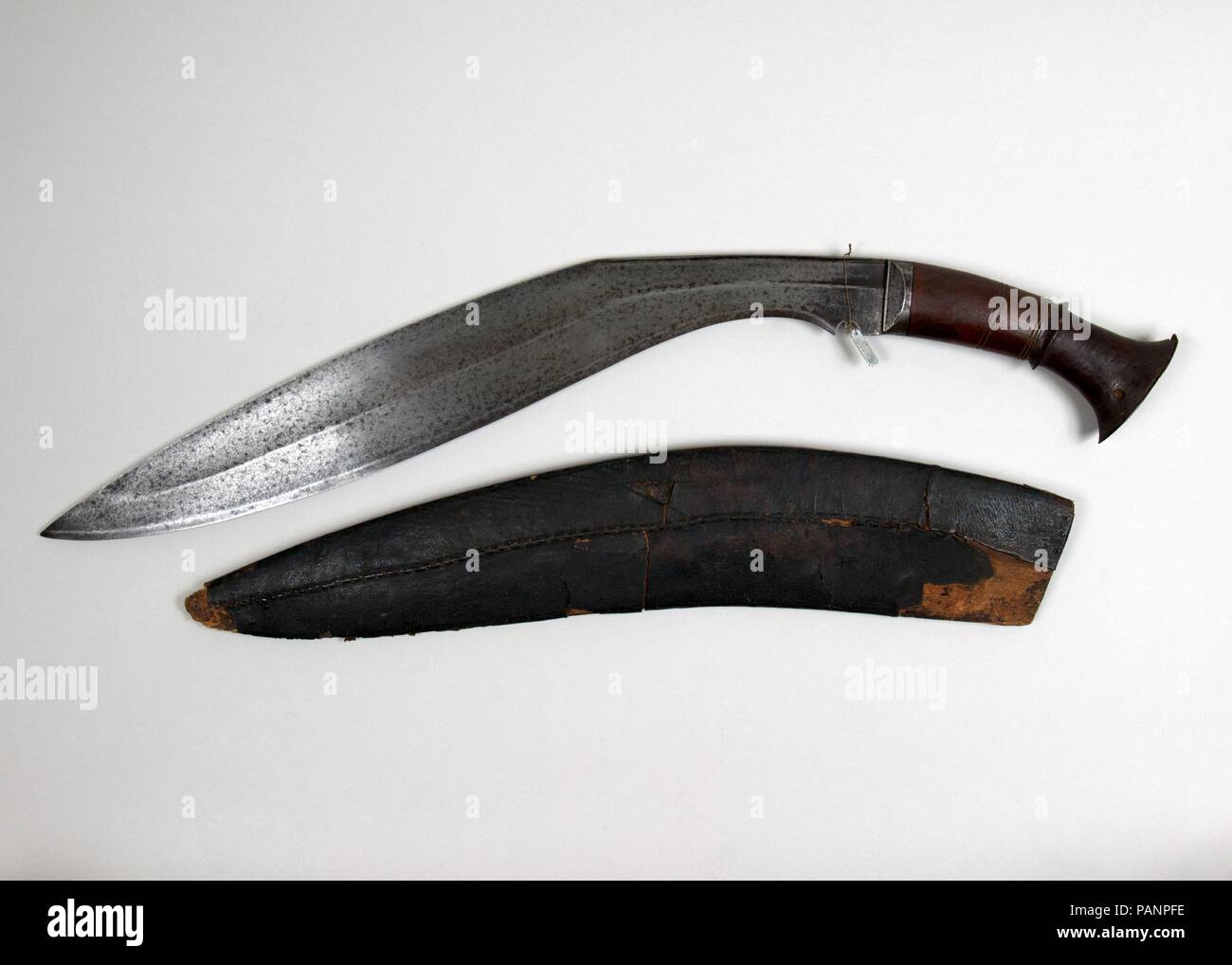 (Couteau) Kukri avec gaine. Culture : népalais. Dimensions : H. avec fourreau 28 1/4 in. (71,4 cm) ; H. sans manteau en 28. (71,1 cm) ; H. de blade 22 in. (55,9 cm) ; W. 3 1/2 in. (8,9 cm) ; WT. 3 lb. 2.8 oz. (1440.2 g) ; Wt. de la gaine 9.6 oz. (272,2 g). Date : 18e-19e siècle. Musée : Metropolitan Museum of Art, New York, USA. Banque D'Images