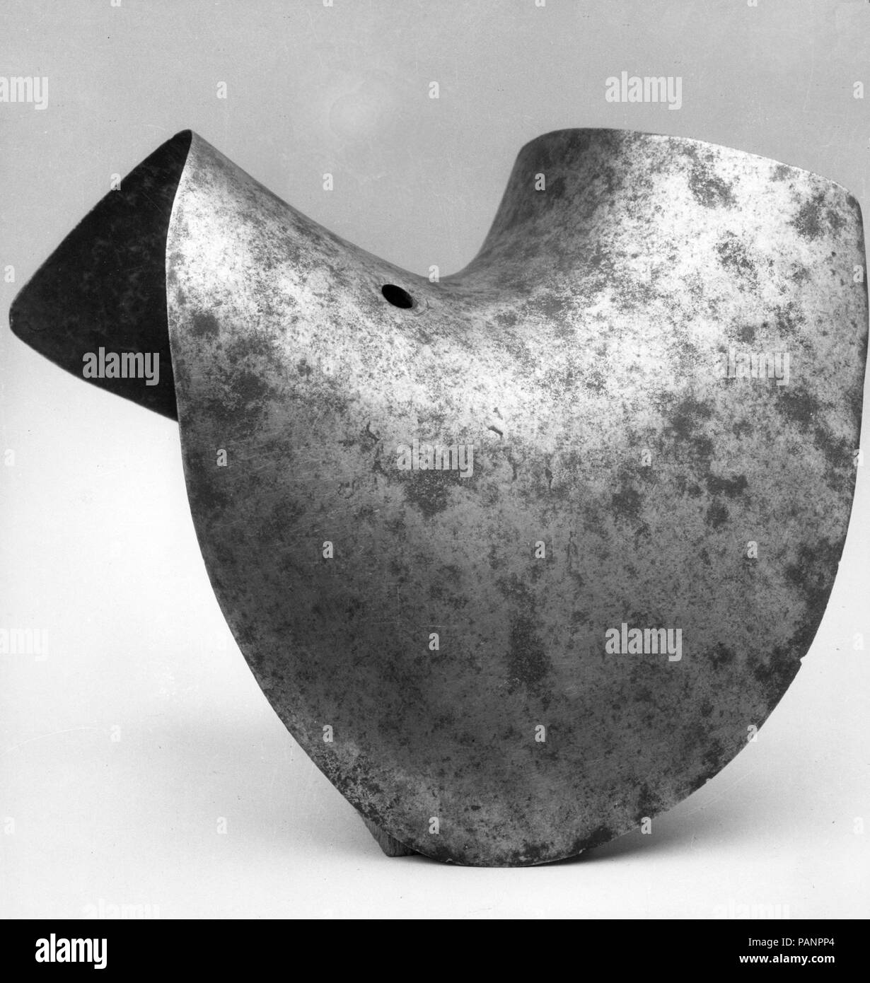 Renforcement de couter. Culture : l'allemand. Dimensions : H. 7. (17,8 cm) ; W. 6 1/2 in. (16,5 cm). Date : le 16ème siècle. Musée : Metropolitan Museum of Art, New York, USA. Banque D'Images