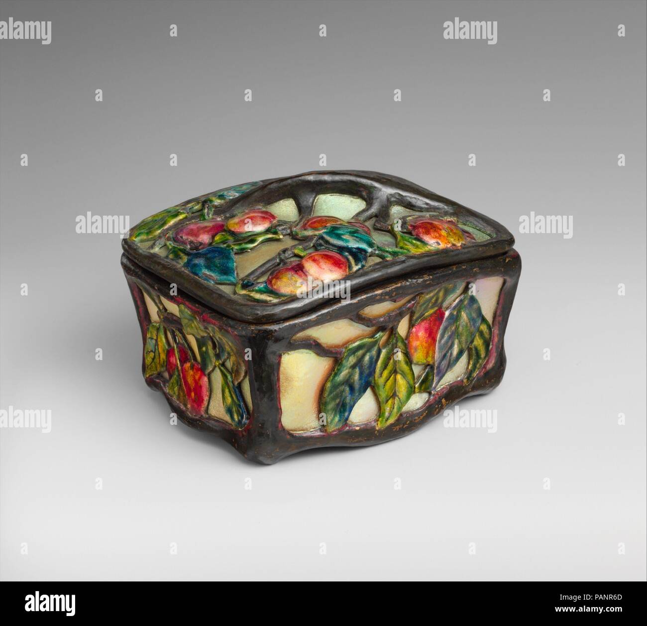 Fort couvert. Culture : L'Américain. Designer : Conçu par Louis Comfort Tiffany (1848-1933, New York New York). Dimensions : 3 7/8 x 6 x 4 13/16 in. (9,8 x 15,2 x 12,2 cm). Bouilloire : le verre selon Tiffany et Decorating Company (Américain, 1892-1902) ; Stourbridge (Glass Company). Date : 1898-1902. Tiffany a mis le fort de sa collection. C'est le plus grand des quelques pièces qui présentent une décoration en émail repoussé qui vitre à l'iridescence nacré a été soufflé. Musée : Metropolitan Museum of Art, New York, USA. Banque D'Images