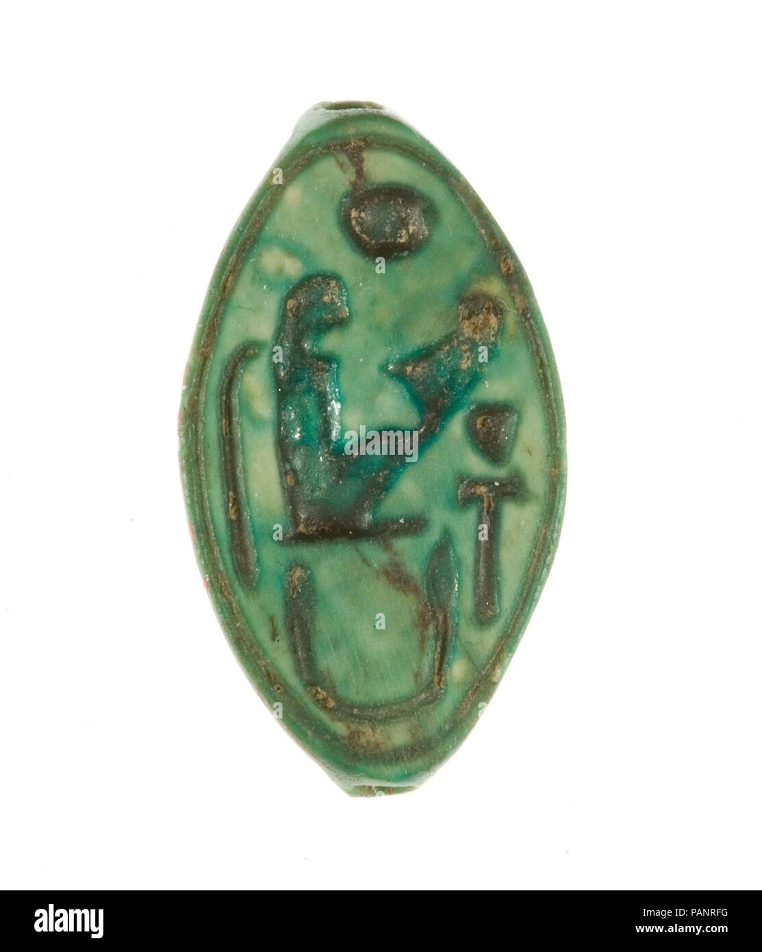 Joint d'Cowroid Inscirbed pour Maatkare. Dimensions : L. 2,2 cm (7/8 po.) ; W. 1,3 cm (1/2 po.) ; H. 0,5 cm (3/16 po.). Dynastie DYNASTIE : 18, tôt. Règne : règne d'Hatchepsout et de Thoutmosis III. Date : ca. 1479-1458 av. J.-C.. Au cours de la saison 1926-1927, l'excavation du Musée de l'expédition égyptienne découvert trois dépôts de fondation le long de la paroi de l'enceinte du temple funéraire d'Hatshepsout à Deir el-Bahri à Thèbes Ouest. Parmi les matières ont été 299 scarabées et stamp-joints. Soixante-cinq d'entre elles sont maintenant dans le Musée égyptien, Le Caire, et les autres ont été acquises par le musée dans la division o Banque D'Images