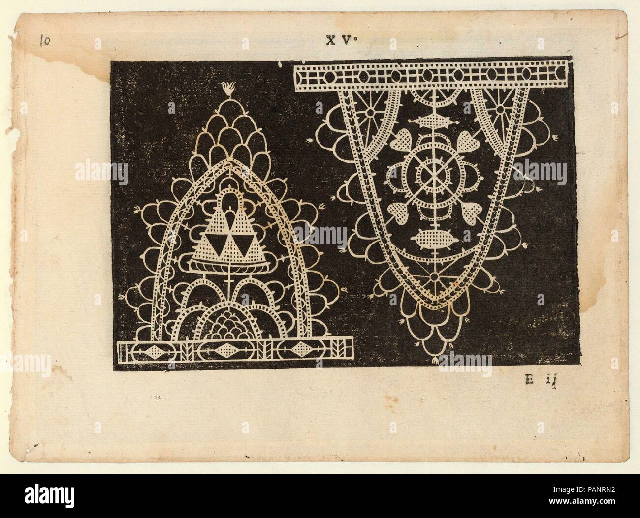 Prima parte de' Fiori, page 11 (recto). Auteur : Giovanni Battista Ciotti (Italien, né Sienne, ca. 1560). Dimensions : hors tout : 6 11/16 x 9 1/16 in. (17 x 23 cm). Imprimante : Nicolo Moretti , Venise. Publié dans : Venise. Editeur : Francesco de' Franceschi (Italien, actif 16e siècle). Date : 1591. Écrit par Giovanni Battista Ciotti, imprimé par Nicolo Moretti, Venise, publié par Francesco de' Franceschi, Italien, actif 16ème siècle. De haut en bas, et de gauche à droite : Design composé de 2 motifs triangulaires qui sont assis sur des bases rectangulaires ornés. Motif gauche est positionné côté droit Banque D'Images