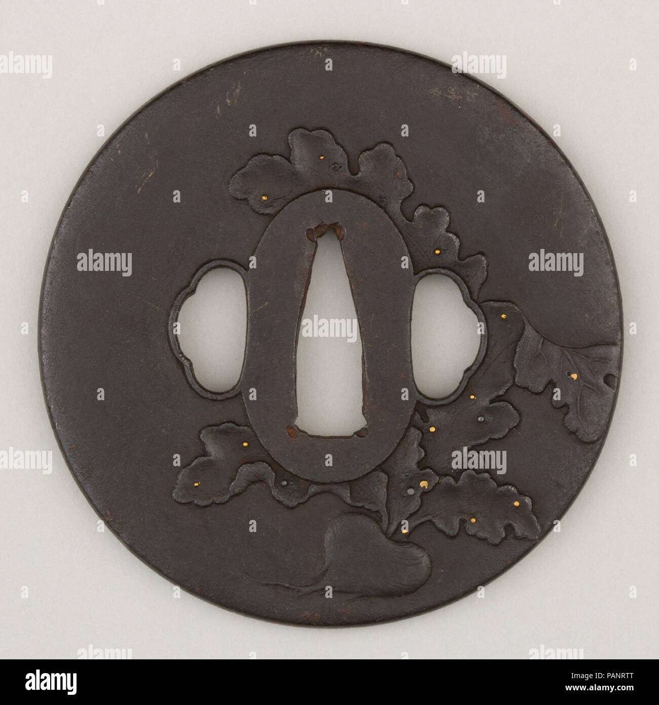 Sword Guard (tsuba). Culture : le japonais. Dimensions : diam. 3 3/16 in. (8,1 cm), épaisseur 3/16 po. (0,5 cm) ; WT. 6.5 oz. (184,3 g). Date : début du 17e siècle. Musée : Metropolitan Museum of Art, New York, USA. Banque D'Images