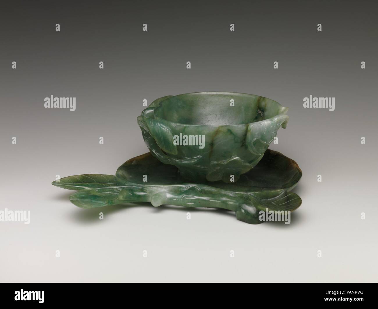 Coupe en forme de pêche avec soucoupe. Culture : la Chine. Dimensions : hors tout (Tasse et soucoupe) : H. 1 15/15 in. (4,9 cm) ; W. 5 7/8 in. (14,9 cm) ; Diam. (3 7/8 tasse) dans.. Date : du 19e siècle. Musée : Metropolitan Museum of Art, New York, USA. Banque D'Images