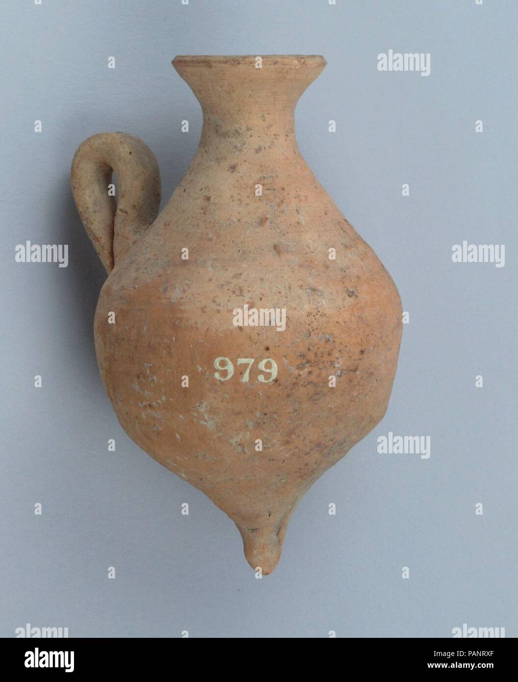 Juglet. La culture chypriote :. Dimensions : 13/164 in. (12.2cm). Date : 480-310 B.C.. Vase miniature à fond pointu et loop-poignée, de l'argile non peinte. Musée : Metropolitan Museum of Art, New York, USA. Banque D'Images