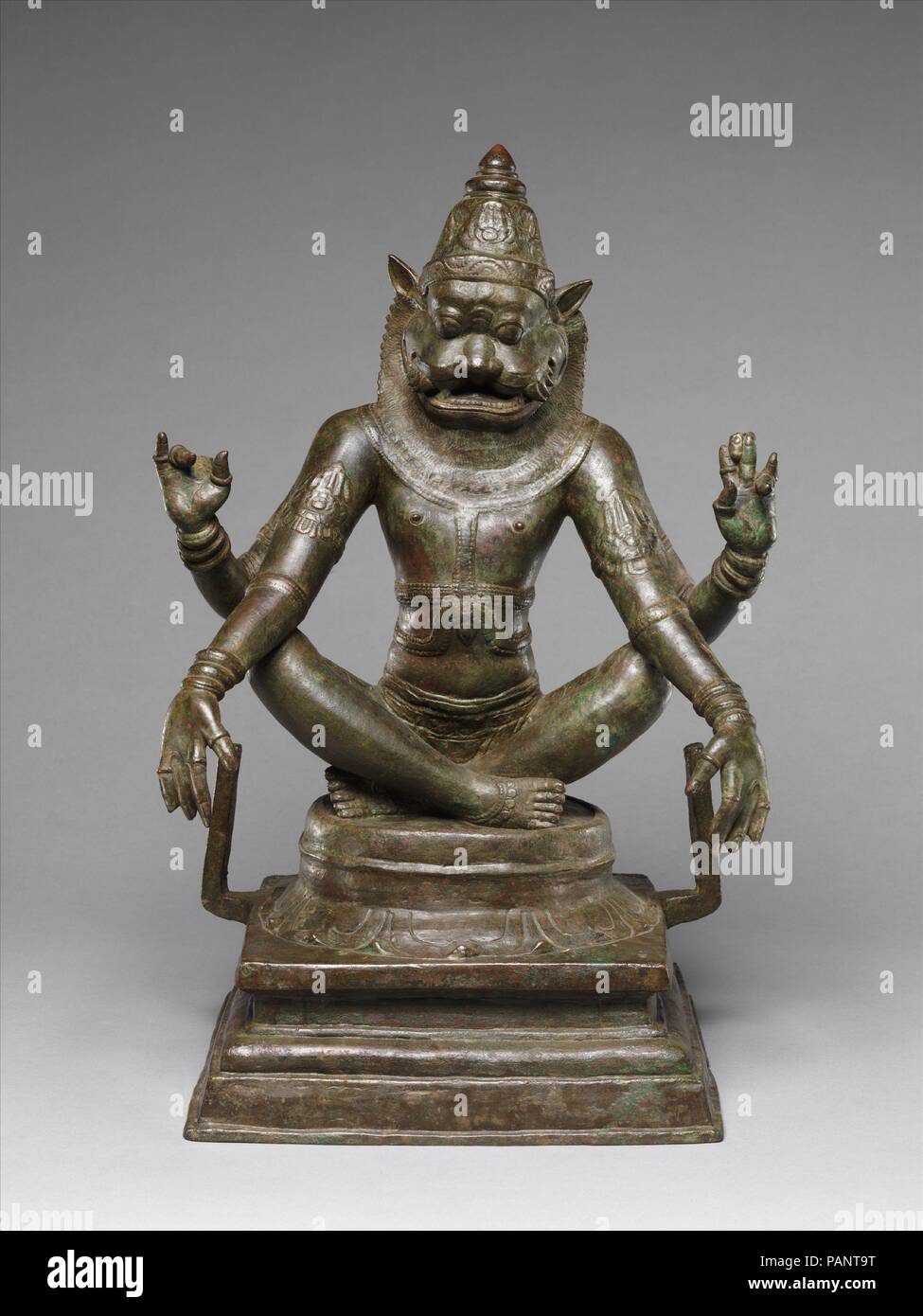 Le yoga de l'Man-Lion Vishnu Narasimha, Incarnation. Culture : l'Inde (Tamil Nadu). Dimensions : H. 47,6 cm (18 3/4) ; W. 13 in. (33 cm) ; D. 9 1/2 in. (24,1 cm). Date : le 12e siècle. Narasimha était un avatar de Vishnu qui est apparu sur terre pour tuer le souverain mal, Hiranyakashipu qui s'estimait invincible après tricking Brahma en lui accordant un sort de protection. Narasimha est vénéré comme une incarnation de la vaillance et la force martiale ; ici, il prend la pose d'un yogi méditative après avoir réussi à Adrienne Monnier et terrassant le méchant roi. Narasimha est donc considéré par beaucoup comme le porteur de la paix et l'ordre Banque D'Images