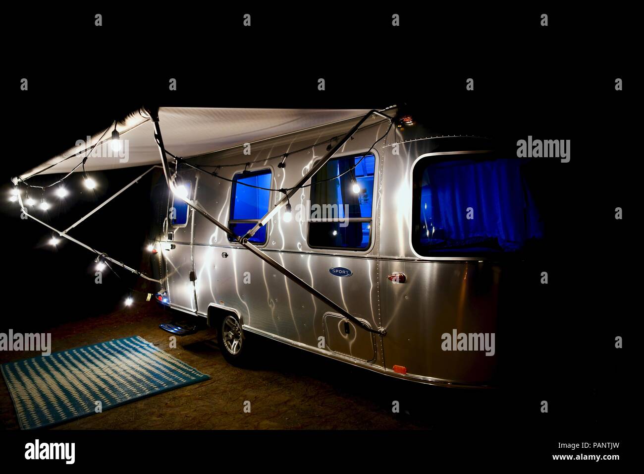 Vie pratique Voyage Airstream Trailer de nuit avec les lumières sur Banque D'Images