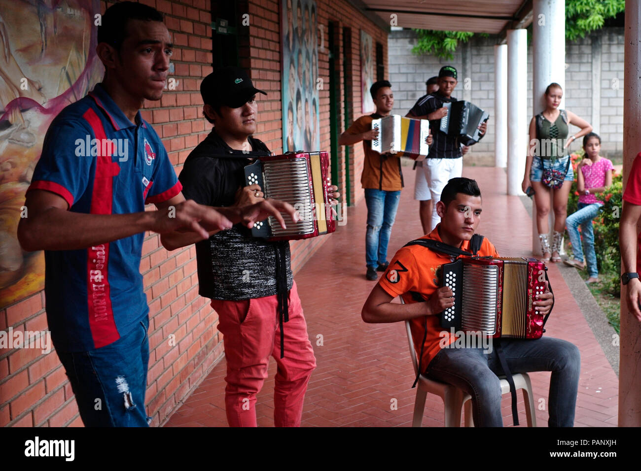 Andres Gil's 'Turco accordéon academy forme les jeunes enfants dans la musique de vallenato, beaucoup d'entre eux sont des réfugiés de la violence ou de vivre dans la pauvreté Banque D'Images