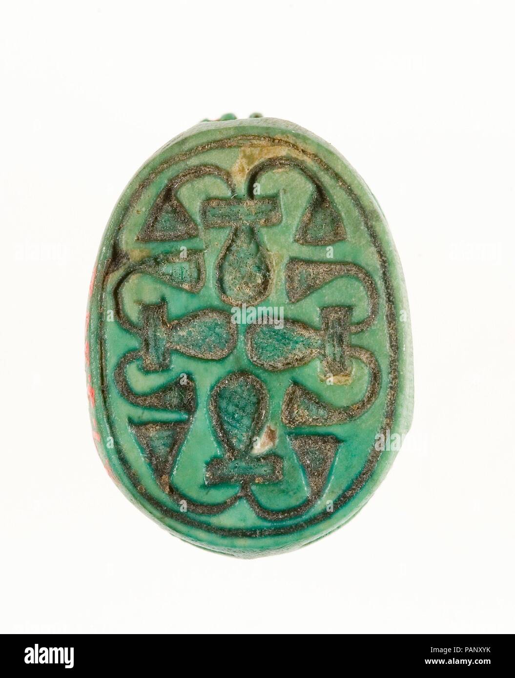 Scarab inscrit avec un motif géométrique. Dimensions : 1,8 cm L. (11/16) ; w. 1,3 cm (1/2 po) ; h. 0,8 cm (5/16 po). Dynastie DYNASTIE : 18, tôt. Règne : règne d'Hatchepsout et de Thoutmosis III. Date : ca. 1479-1458 av. J.-C.. Musée : Metropolitan Museum of Art, New York, USA. Banque D'Images