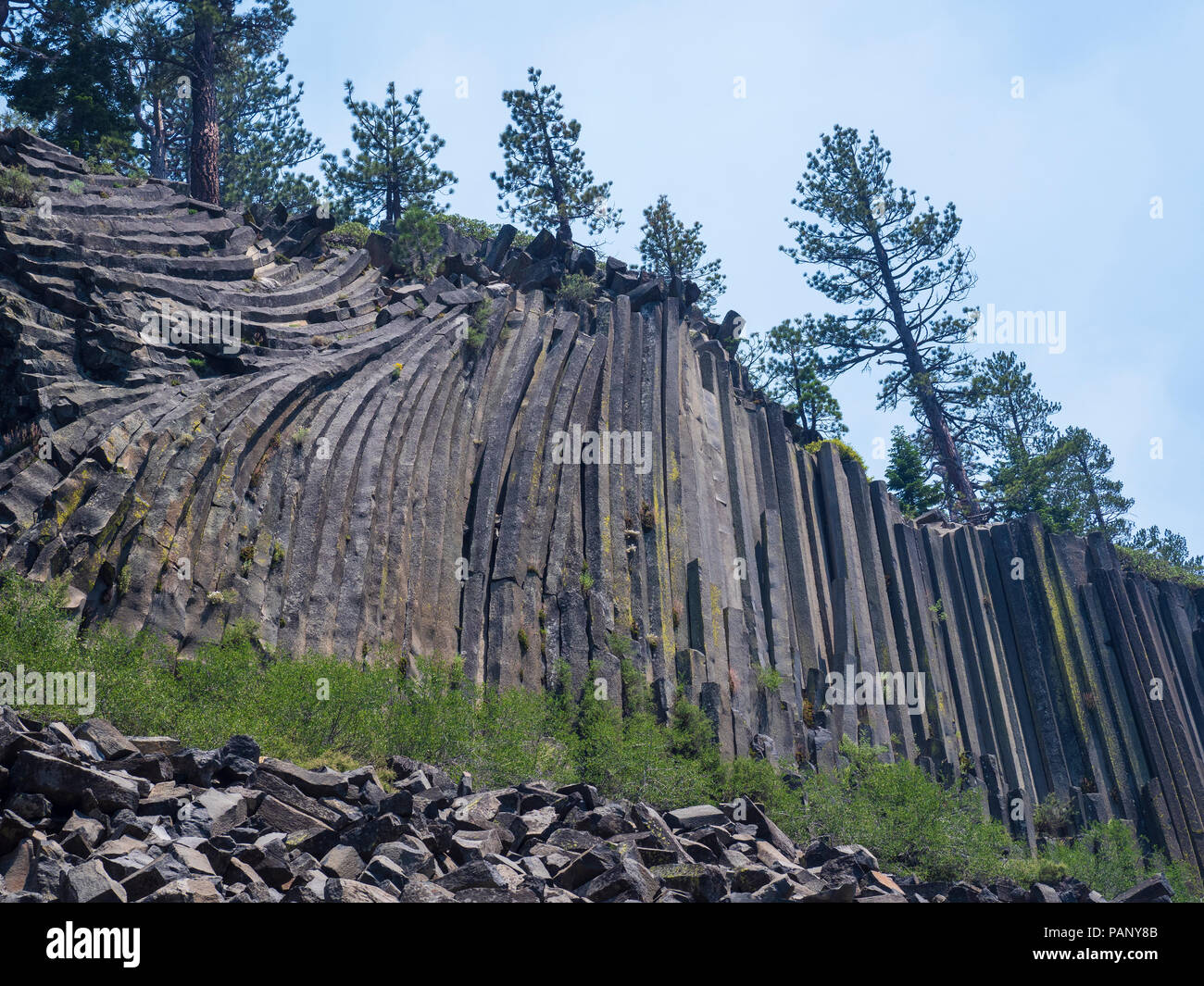 Les colonnes de basalte, Devil's Postpile National Monument près de Mammoth Lakes, en Californie. Banque D'Images