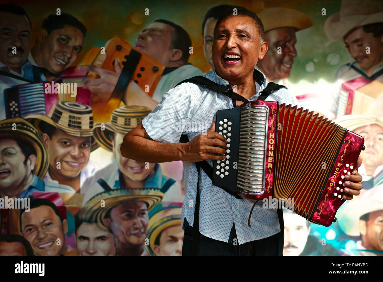 Compositeur vallenato colombien Beto Murgas à son domicile et musée de l'accordéon Banque D'Images