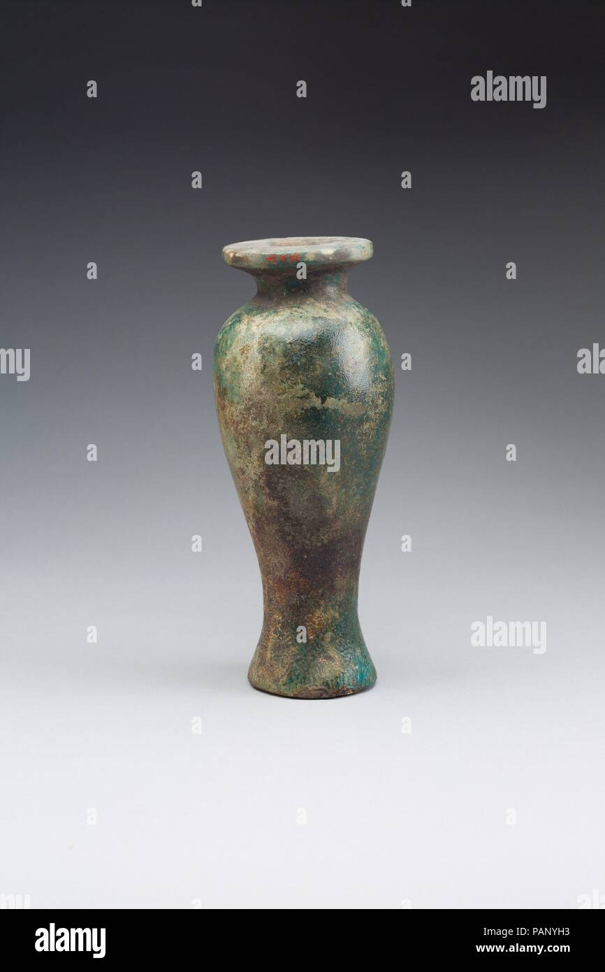 Hes de la Vase Enterrement d'Amenemhat. Dimensions : H. 21 cm (8 1/4 in.) ; Diam. 8,5 cm (3/8 po.) ; diam. extérieur Rim 7.3 cm (2 7/8 in.) ; Base diam. 6.2 cm (2 7/16 po). Dynastie DYNASTIE : 18, tôt. Règne : règne de Thoutmosis I-début seul Thoutmosis III. Date : ca. 1504-1447 av. J.-C.. L'enterrement d'un scribe nommé Amenemhat a été trouvé dans la tombe familiale de Neferkhawet qui était probablement son père. À l'intérieur du cercueil Amenemhat avait deux ceremonial hes-vases, un de chaque côté de la momie's jambes près du genoux. La bouche de chaque vase avait été fermée avec une liasse de fin lin tissu. Les pots semblent avoir tenu une Banque D'Images