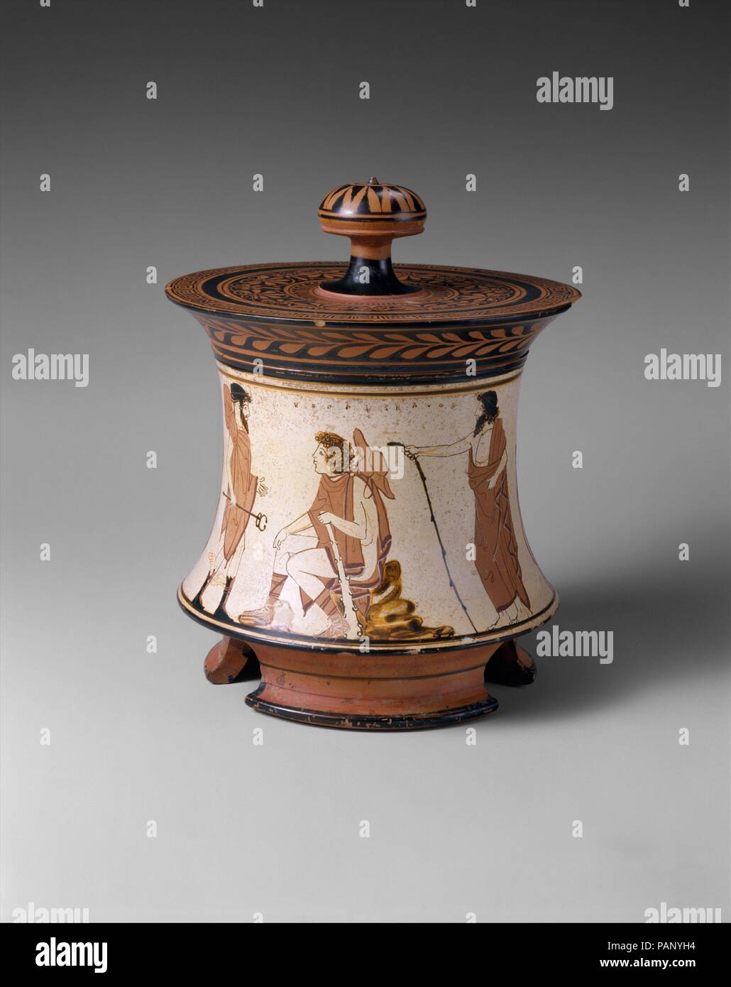 Pyxis en terre cuite (fort). Culture : le grec, le grenier. Dimensions : H. 4 3/4 in. (12.1 cm) H. avec couvercle 6 3/4 in. (17,2 cm). Date : ca. 465-460 av. J.-C.. Le jugement de Paris pendant le milieu du cinquième siècle avant J.-C., le livre blanc technique de terrain était couramment utilisé pour lekythoi, fioles d'huile placés sur les tombes, et de beaux vases d'autres formes. Comme les peintres classiques ont cherché à obtenir des effets toujours plus complexes avec les possibilités limitées de la figure, le fond blanc a donné une nouvelle importance à la glaçure et polychromie. La décoration de cette pyxis reflète la joie avec laquelle une accomplishe Banque D'Images