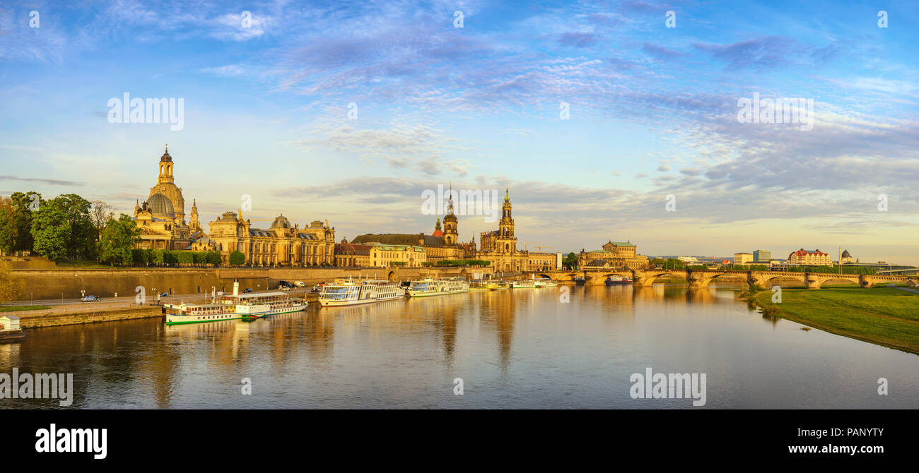 Dresden City skyline panorama de l'Elbe à Dresde Dresde avec la Cathédrale, Allemagne Banque D'Images