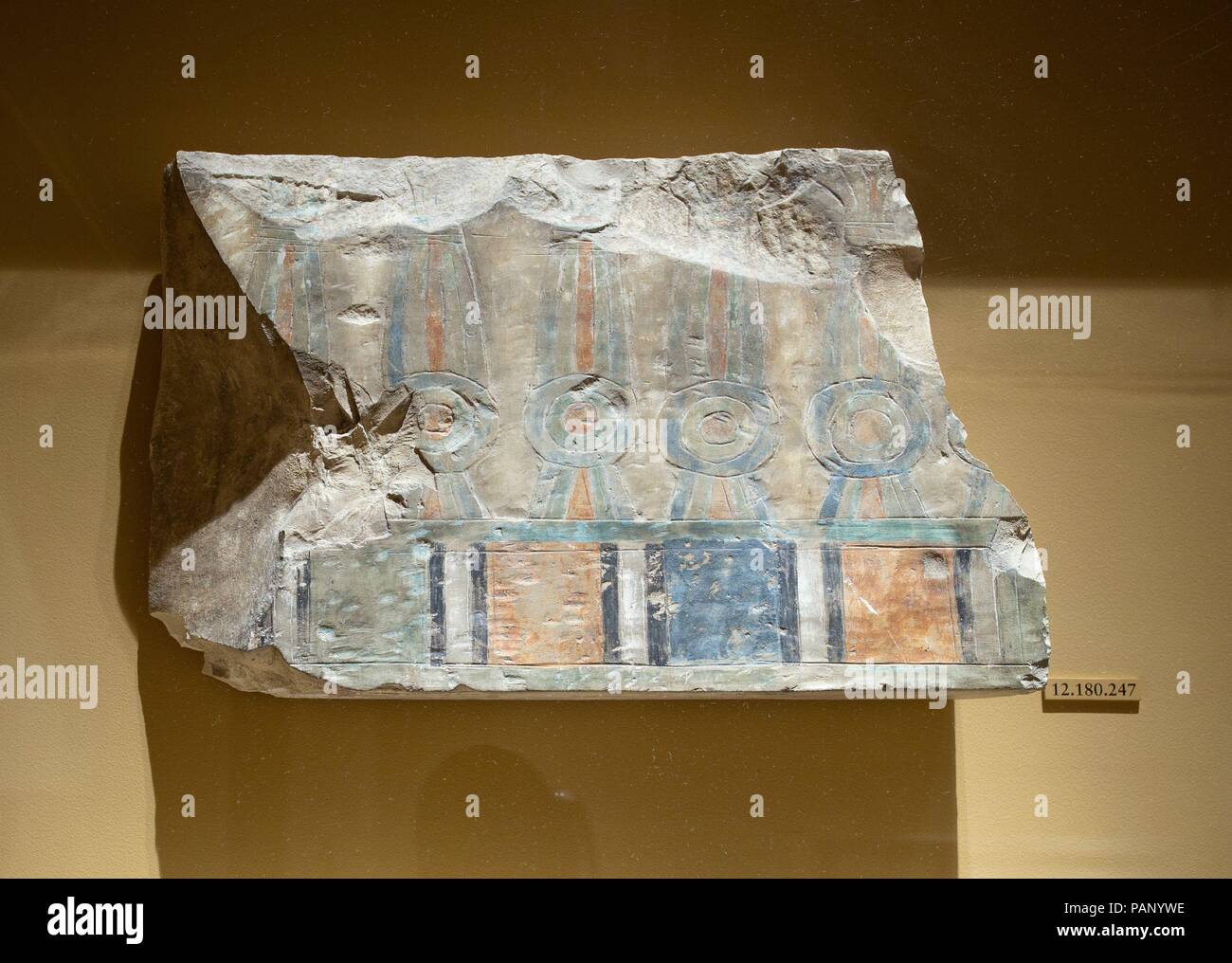 Fragment de relief avec un khekher frise. Dimensions : L. 52 × H. 30 cm (20 1/2 x 11 13/16 in.). Dynastie DYNASTIE : 11. Règne : la fin de règne de Mentuhotep II ou plus tard. Date : ca. 2010-2000 B.C. ou ca. 2000-1981 av. J.-C.. La bordure supérieure de soulagement et la peinture des scènes dans des tombeaux égyptiens (et temples) est habituellement défini par une structure appelée  <i >khekher  </i > frise. Cela consiste, comme illustré ici, d'une bande horizontale de couleur des carrés et des rectangles surmonté de représentations stylisées de franges nouées, qui font écho à des tentures textiles ou tapis de roseaux qui pourraient ont orné les murs des maisons. (Voir al Banque D'Images