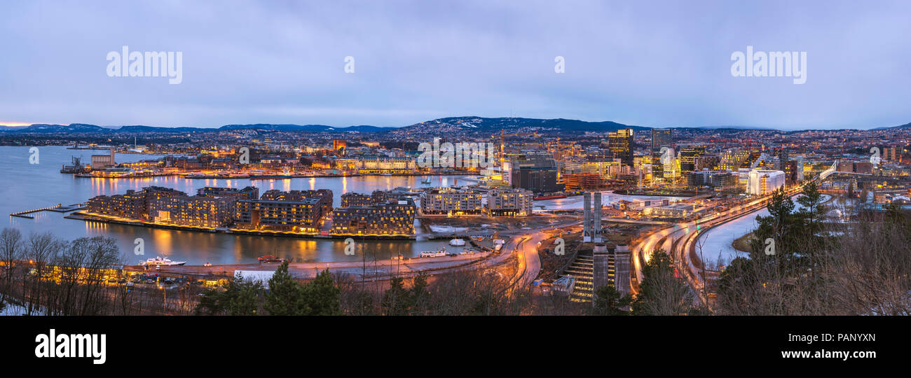 Vue aérienne de nuit d'Oslo City skyline panorama au quartier des affaires et du projet de code-barres, Oslo Norvège Banque D'Images