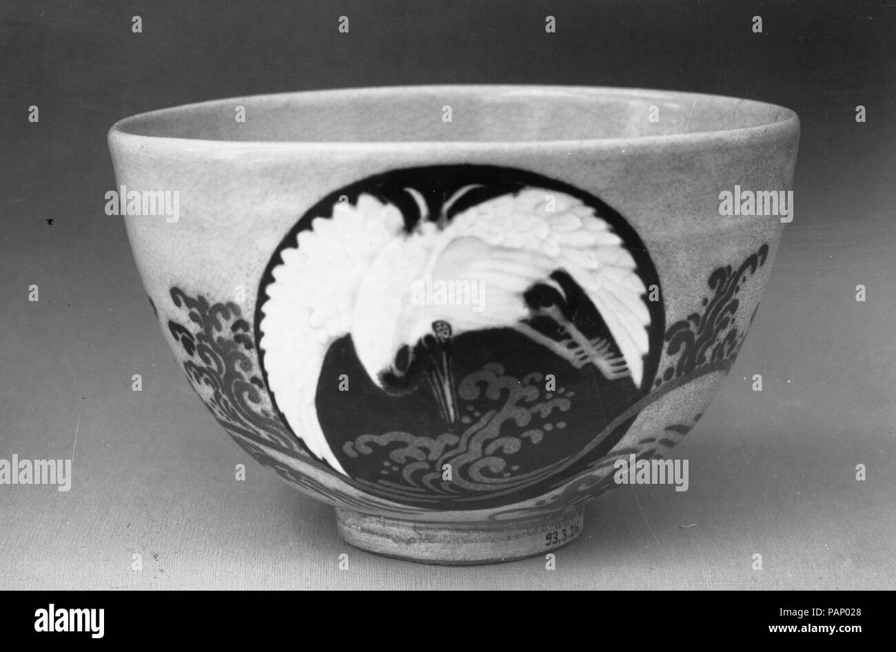 Teabowl avec soleil levant et grue. Eiraku Hozen : artiste (1795-1854). Culture : le Japon. Dimensions : H. 3 1/4 in. (8,3 cm) ; Diam. de la jante 5 in. (12,7 cm) ; Diam. de base 1 7/8 in. (4,8 cm). Date : milieu du xixe siècle. Musée : Metropolitan Museum of Art, New York, USA. Banque D'Images