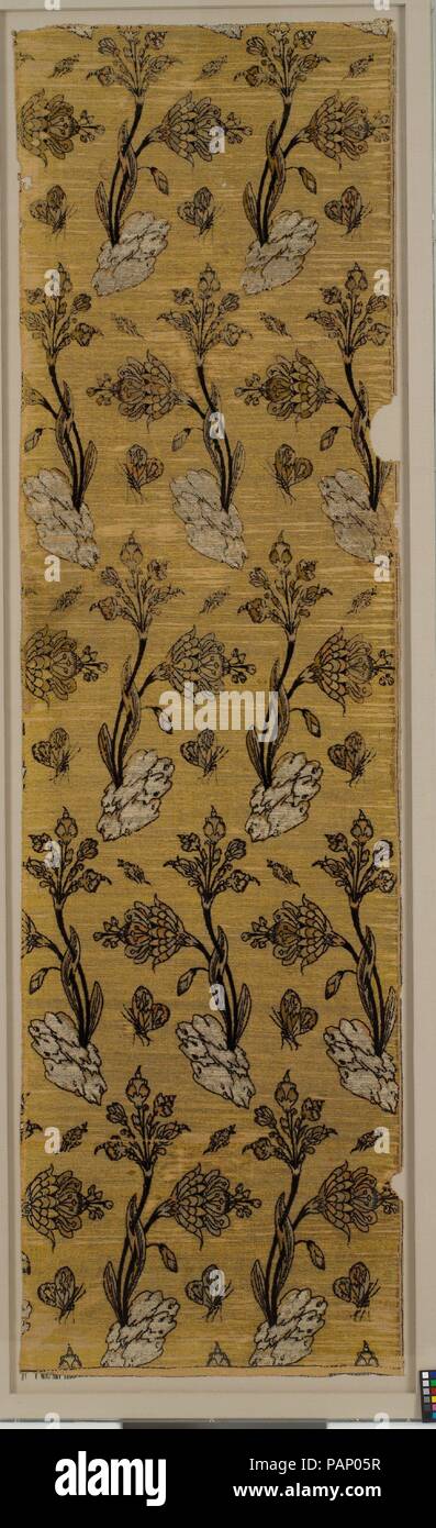Panneau textile. Dimensions : Textile : L. 82 in. (208,3 cm) W. 23 1/4 in. (59,1 cm) : Montage L. 90 1/2 in. (229,9 cm) W. 29 in. (73,7 cm) D. 1. (2,5 cm) WT. 45 lb (20,4 kg). Date : première moitié du 17e siècle. Cette pièce a été probablement utilisé comme un tissu d'ameublement. Les formes de fleurs reflètent le saz (70501) style qui a pris naissance avec l'encre noire et des dessins est devenu particulièrement populaire dans les arts de la Turquie et l'Iran à la fin du xvie et au début du xviie siècle. Caractéristiques de la style saz apparaissant dans ce travail : Grandes fleurs pointant alternativement à gauche et à droite, qui voir Banque D'Images