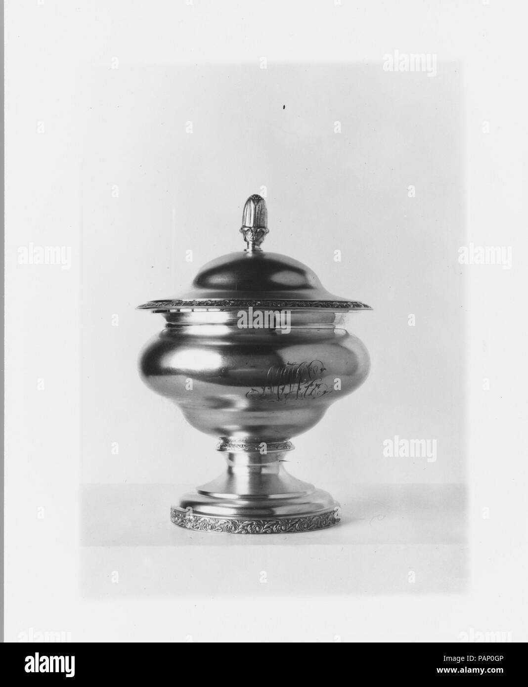 Bol de sucre. Culture : L'Américain. Dimensions : hors tout : 9 1/8 x 6 9/16 in. (23,2 x 16,7 cm) ; 28 oz. 12 tpl. (890,1 g) Foot : diam. 4 3/4 in. (12.1 cm) Corps : H. 6 1/8 in. (15,6 cm) ; 20 oz. 9 tpl. (636,4 g) Couverture : 3 3/16 x 5 7/8 in. (8,1 x 14,9 cm) ; 8 oz. 3 tpl. (253,7 g). Bouilloire : Taylor et Lawrie (active 1837-62). Détaillant : Bailey et cuisine (active ca. 1833-46). Date : ca. 1840. Musée : Metropolitan Museum of Art, New York, USA. Banque D'Images