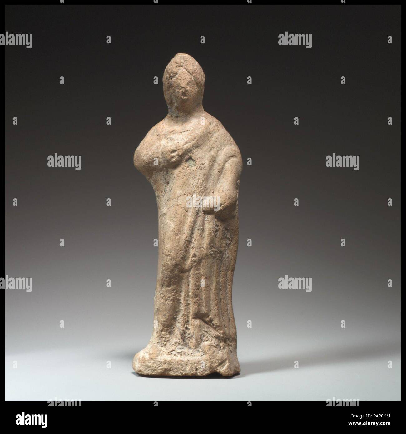 Statuette en terre cuite d'une femme debout. Culture : le grec. Dimensions : H. w/ stand : 6 in. (15,2 cm). Date : 4ème-3ème siècle avant J.-C.. Debout, drapée statue de femme. Musée : Metropolitan Museum of Art, New York, USA. Banque D'Images