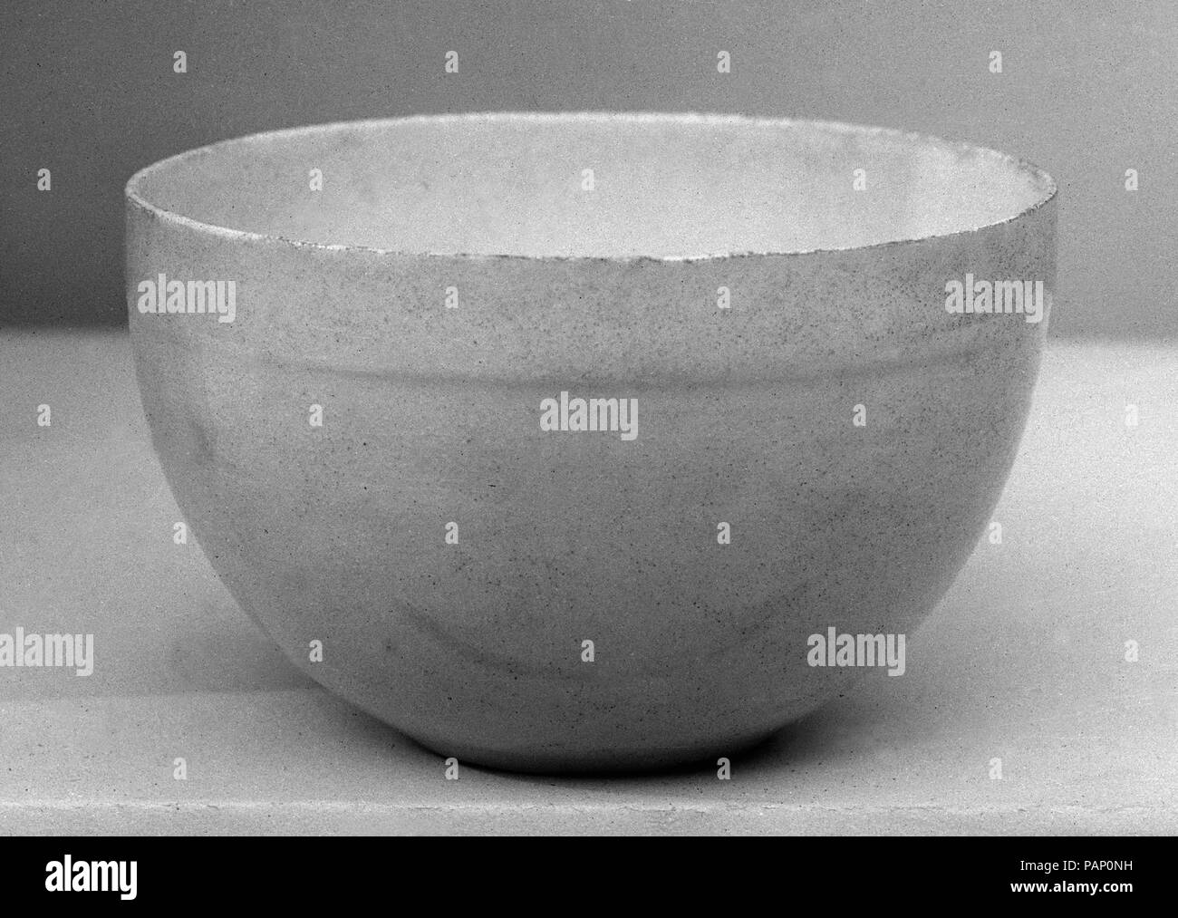 Cup. Culture : la Corée. Dimensions : H. 1 3/4 in. (4,4 cm) ; Diam. 2 3/4 in. (7 cm). Musée : Metropolitan Museum of Art, New York, USA. Banque D'Images