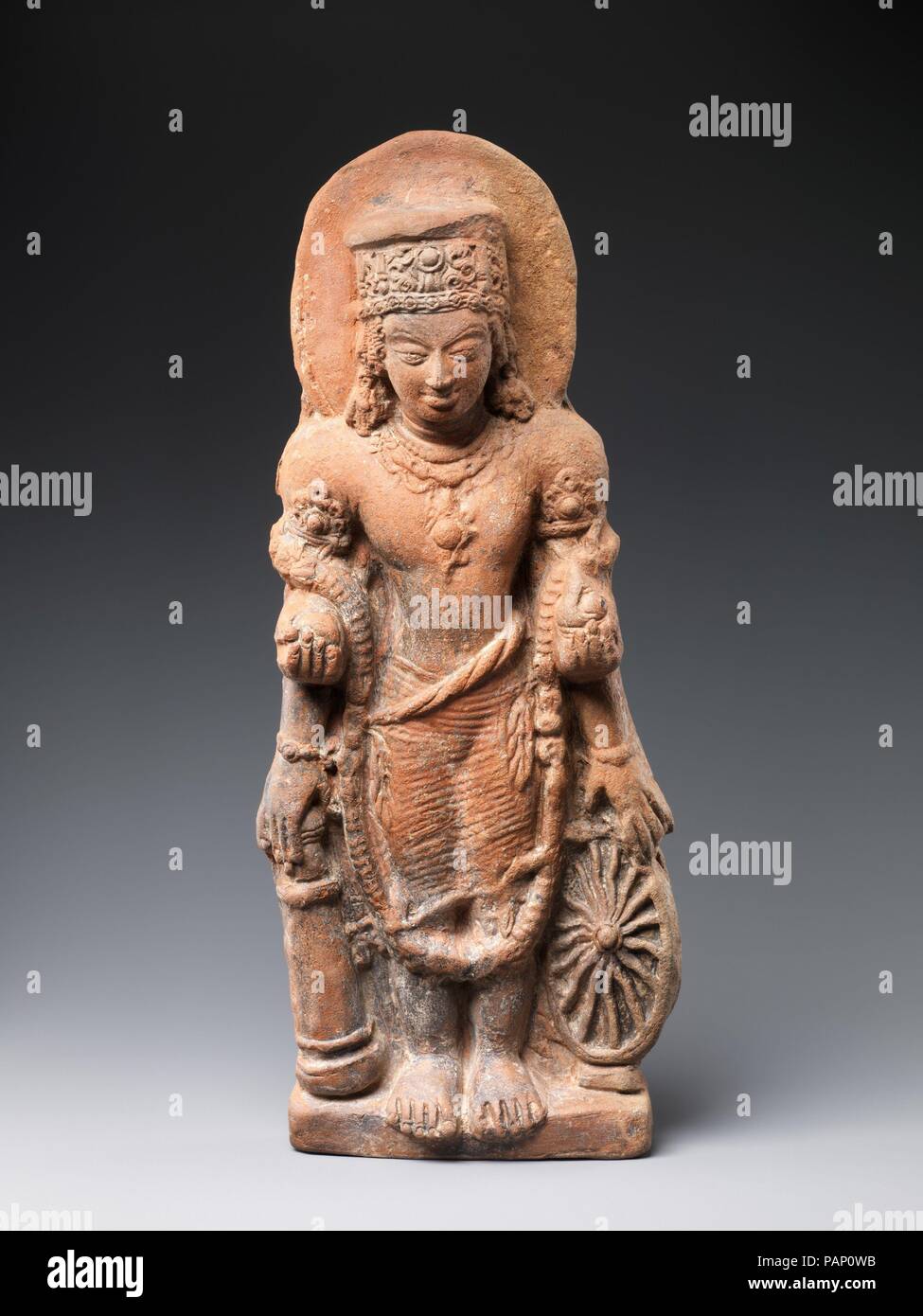 Four-Armed permanent Vishnu. Culture : l'Inde (Uttar Pradesh). Dimensions : H. 10 1/4 in. (26 cm) ; W. 4 in. (10,2 cm) ; D. 1 3/4 in. (4,4 cm). Date : 5ème siècle. Musée : Metropolitan Museum of Art, New York, USA. Banque D'Images
