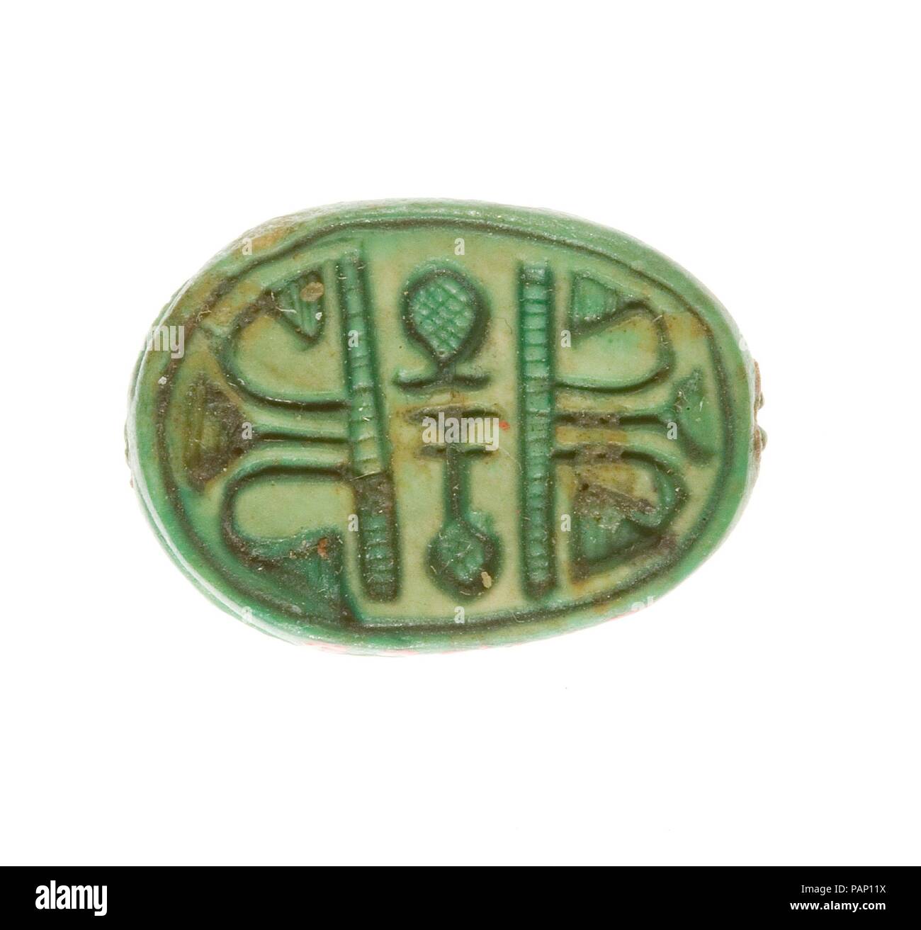 Scarabée inscrit de motifs végétaux et de hiéroglyphes. Dimensions : 1,7 cm L. (11/16) ; w. 1,1 cm (7/16 po) ; h. 0,7 cm (1/4 po). Dynastie DYNASTIE : 18, tôt. Règne : règne d'Hatchepsout et de Thoutmosis III. Date : ca. 1479-1458 av. J.-C.. Musée : Metropolitan Museum of Art, New York, USA. Banque D'Images